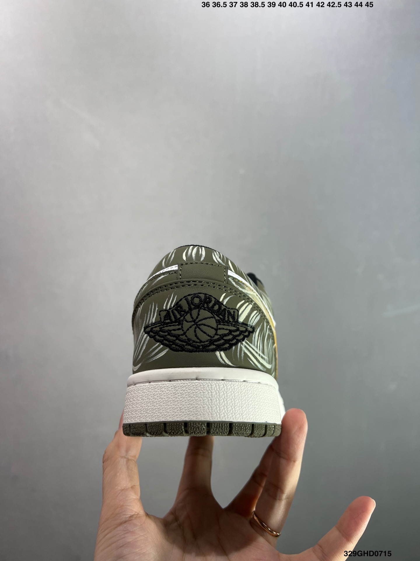 💰230
公司级✅Nike Air Jordan 1 Low
AJ1乔1低帮休闲板鞋 同步官方配色 
原档冲孔鞋头 四线拉帮
鞋舌高弹海绵填充
官方货号:553558 113
Size:36 36.5 37.5 38 38.5 39 40 40.5 41 42 42.5 43 44 45
ID:329GHD0715