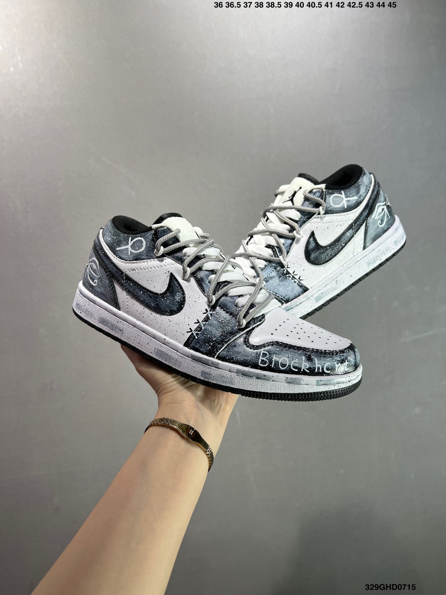 🈴️💰230
公司级✅Nike Air Jordan 1 Low
AJ1乔1低帮休闲板鞋 同步官方配色 
原档冲孔鞋头 四线拉帮
鞋舌高弹海绵填充
官方货号:553558 113
Size:36 36.5 37.5 38 38.5 39 40 40.5 41 42 42.5 43 44 45
ID:329GHD0715