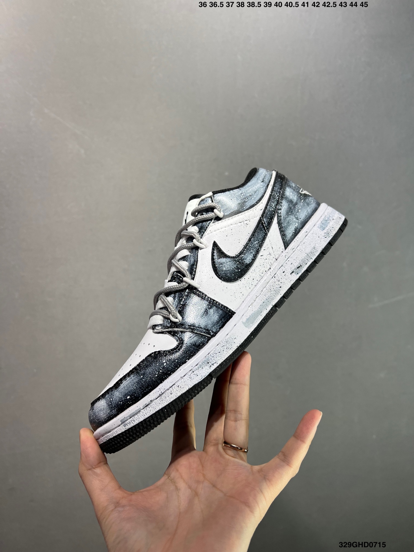 💰230
公司级✅Nike Air Jordan 1 Low
AJ1乔1低帮休闲板鞋 同步官方配色 
原档冲孔鞋头 四线拉帮
鞋舌高弹海绵填充
官方货号:553558 113
Size:36 36.5 37.5 38 38.5 39 40 40.5 41 42 42.5 43 44 45
ID:329GHD0715