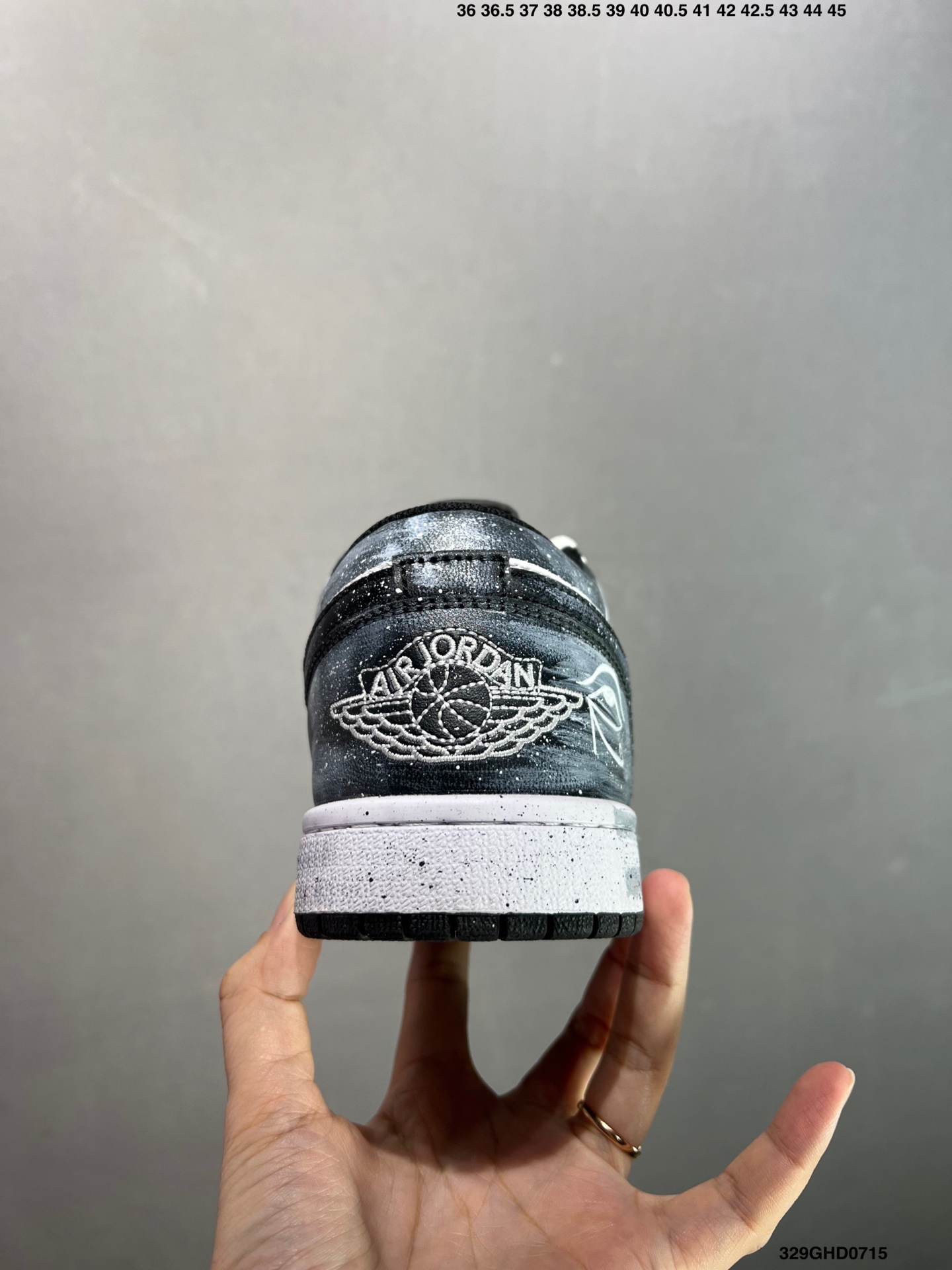 💰230
公司级✅Nike Air Jordan 1 Low
AJ1乔1低帮休闲板鞋 同步官方配色 
原档冲孔鞋头 四线拉帮
鞋舌高弹海绵填充
官方货号:553558 113
Size:36 36.5 37.5 38 38.5 39 40 40.5 41 42 42.5 43 44 45
ID:329GHD0715