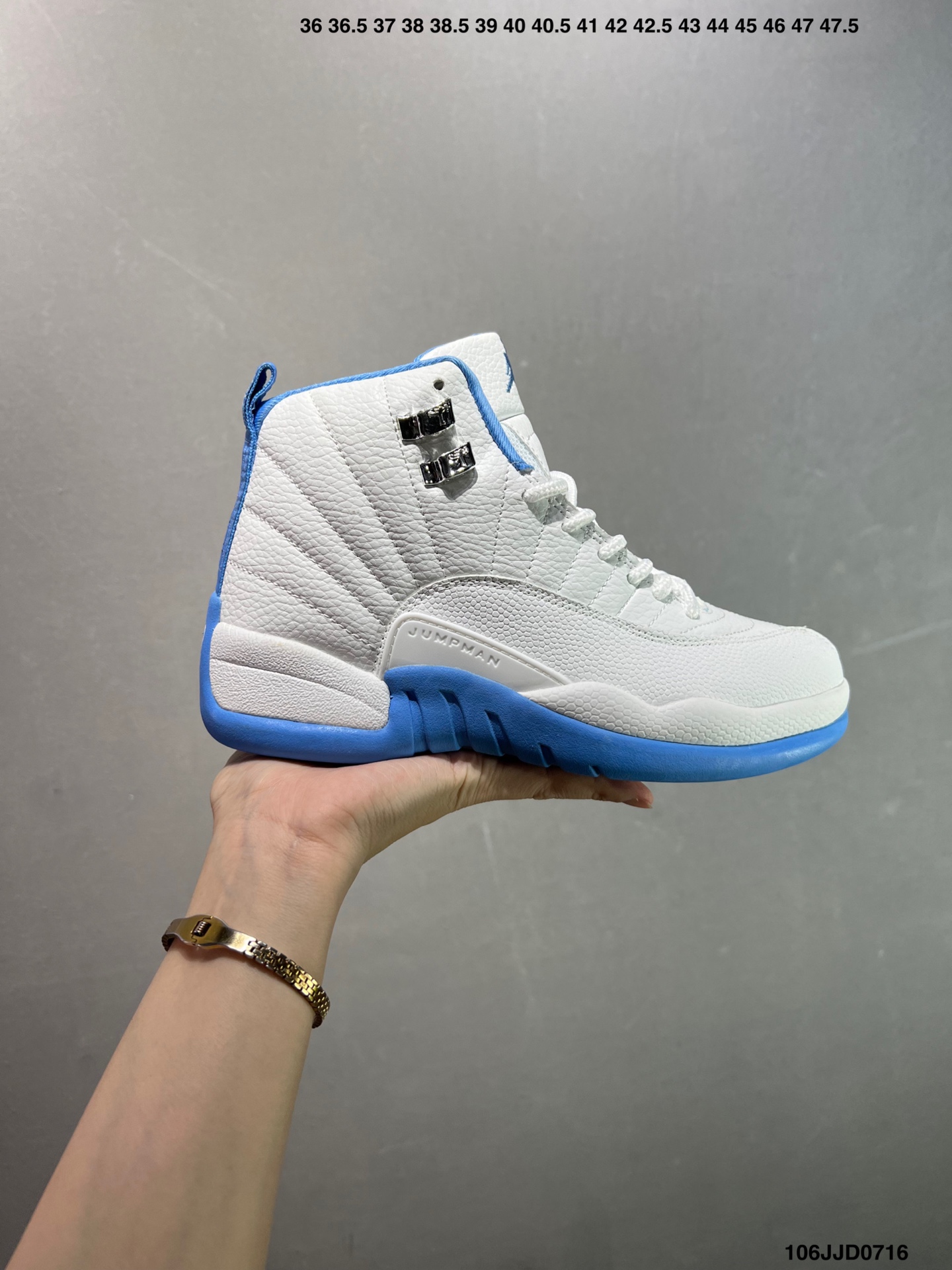 Air Jordan 12 Retro ”Flu Game“ 高帮 复刻病倒黑红 AJ12 乔丹12代 aj12 乔12 高邦 复刻黑红 流感之战 乔丹篮球鞋系列 作为十二代鞋型最为经典的配色之一,黑红装扮,以及大家津津乐道的”流感之战“,都为这双球鞋添色不少;忠于元年很大的一点原因应该就是MJ的经典故事了,可以说每一双鞋只要MJ亲自在赛场上穿着过的,或多或少都会有许多故事.鞋身整体采用黑色皮革打造搭配红色框架覆盖层,鞋头黑色的Jumpman Logo点缀,在黑红主调下格外抢眼;鞋舌饰有校园红色调Jumpman Logo以及TW3字样,与鞋侧鞋带黑扣相呼应,经典的Jumpmann Logo采用红色刺绣方式呈现,细节方面非常用心;鞋身中部辅以红色挡泥板,后跟鞋提黑色Jumpman Logo和红色刺绣Jordan字样搭配标志性黑色23字样,彰显鞋款身份;辅以Air Zoomb气垫和大面积碳板,提供了出色的缓震效果和稳定性,重现Michael Jordan在赛场上的辉煌. 货号:CT8013-002