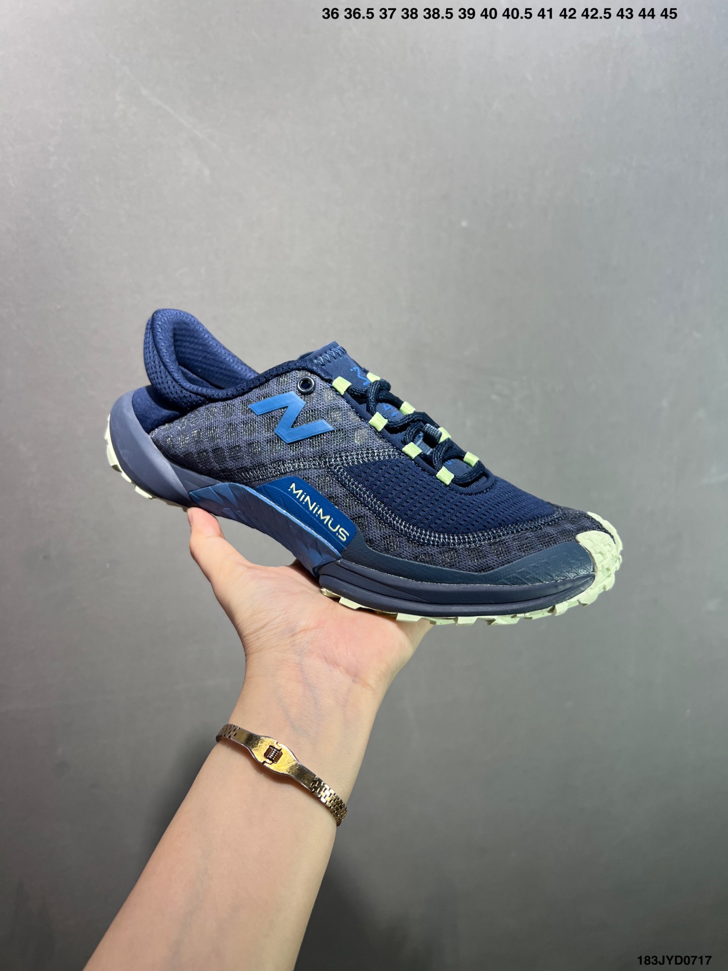 💰150 公司级✅NB新百伦New Balance MT10O”Dusk Rain“系列低帮薄底徒步休闲户外露营运动慢跑鞋“黄昏紫”MT10OAD 尺码：36 37 37.5 38 38.5 39.5 40 40.5 41.5 42 42.5 43 44 45 编码：183JYD0718 New Balance 最近迎来首款由(三宅一生) Issey Miyake 设计的球鞋作品——在设计师 Satoshi Kondo 的创意渲染下，似乎会掀起又一波平底鞋热潮。被 Issey Miyake 2024 春夏季的透明套装和渐变色搭配所包围，这双 New Balance MT10 显得非常吸睛，不仅仅因为侧面的大 “N” 标志。首先，这双鞋非常“平”，其设计受 New Balance 于 2010 年推出的 Minimus 跑鞋启发，Minimus 系列旨在让鞋履穿起来尽可能接近赤脚概念。MT10 作为 New Balance 越野跑系列的经典款，此番采取特别压缩的设定，同时融合 Issey Miyake 的典型元素以及标志性配色，与品牌 2024 春夏系列的主题相呼应，满载感性风情与轻盈脚感。来自 Issey Miyake 的 New Balance MT10 保留了 Minimus 运动鞋的半扁形状，并将鞋履本身蕴含的时尚魅力再提升一个层级，结合白、黑和蓝绿等低调配色，亦与 Miyake 的季节系列相得益彰。MT10 鞋面采用透气网布和优质皮革制成，旨在为双脚提供舒适透气包裹体验。至于鞋底，搭载尽可能少的衬垫，以彰显实在的接地感，尽管如此，这双球鞋依然保有充足抓地力，这应归功于底部的模压 Vibram 橡胶。