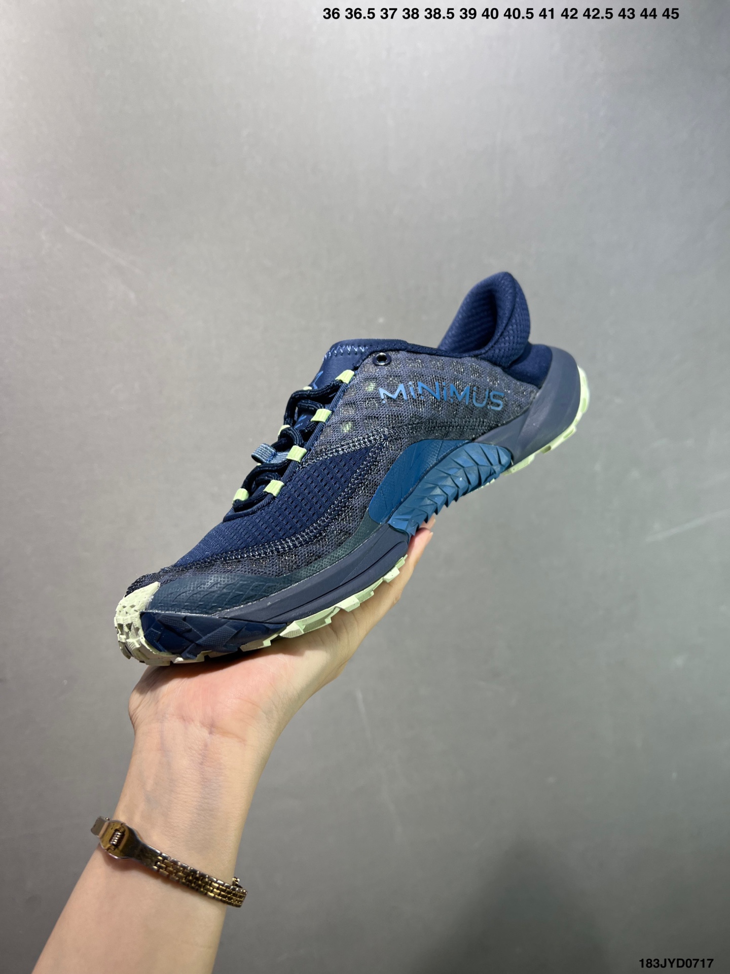 💰150 公司级✅NB新百伦New Balance MT10O”Dusk Rain“系列低帮薄底徒步休闲户外露营运动慢跑鞋“黄昏紫”MT10OAD 尺码：36 37 37.5 38 38.5 39.5 40 40.5 41.5 42 42.5 43 44 45 编码：183JYD0718 New Balance 最近迎来首款由(三宅一生) Issey Miyake 设计的球鞋作品——在设计师 Satoshi Kondo 的创意渲染下，似乎会掀起又一波平底鞋热潮。被 Issey Miyake 2024 春夏季的透明套装和渐变色搭配所包围，这双 New Balance MT10 显得非常吸睛，不仅仅因为侧面的大 “N” 标志。首先，这双鞋非常“平”，其设计受 New Balance 于 2010 年推出的 Minimus 跑鞋启发，Minimus 系列旨在让鞋履穿起来尽可能接近赤脚概念。MT10 作为 New Balance 越野跑系列的经典款，此番采取特别压缩的设定，同时融合 Issey Miyake 的典型元素以及标志性配色，与品牌 2024 春夏系列的主题相呼应，满载感性风情与轻盈脚感。来自 Issey Miyake 的 New Balance MT10 保留了 Minimus 运动鞋的半扁形状，并将鞋履本身蕴含的时尚魅力再提升一个层级，结合白、黑和蓝绿等低调配色，亦与 Miyake 的季节系列相得益彰。MT10 鞋面采用透气网布和优质皮革制成，旨在为双脚提供舒适透气包裹体验。至于鞋底，搭载尽可能少的衬垫，以彰显实在的接地感，尽管如此，这双球鞋依然保有充足抓地力，这应归功于底部的模压 Vibram 橡胶。