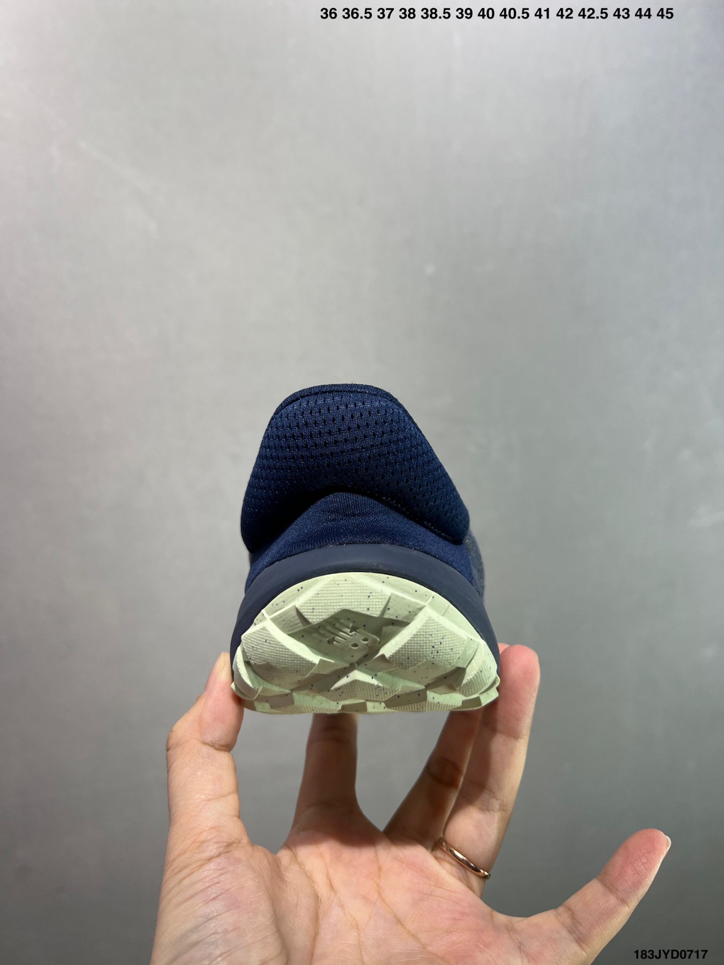 💰150 公司级✅NB新百伦New Balance MT10O”Dusk Rain“系列低帮薄底徒步休闲户外露营运动慢跑鞋“黄昏紫”MT10OAD 尺码：36 37 37.5 38 38.5 39.5 40 40.5 41.5 42 42.5 43 44 45 编码：183JYD0718 New Balance 最近迎来首款由(三宅一生) Issey Miyake 设计的球鞋作品——在设计师 Satoshi Kondo 的创意渲染下，似乎会掀起又一波平底鞋热潮。被 Issey Miyake 2024 春夏季的透明套装和渐变色搭配所包围，这双 New Balance MT10 显得非常吸睛，不仅仅因为侧面的大 “N” 标志。首先，这双鞋非常“平”，其设计受 New Balance 于 2010 年推出的 Minimus 跑鞋启发，Minimus 系列旨在让鞋履穿起来尽可能接近赤脚概念。MT10 作为 New Balance 越野跑系列的经典款，此番采取特别压缩的设定，同时融合 Issey Miyake 的典型元素以及标志性配色，与品牌 2024 春夏系列的主题相呼应，满载感性风情与轻盈脚感。来自 Issey Miyake 的 New Balance MT10 保留了 Minimus 运动鞋的半扁形状，并将鞋履本身蕴含的时尚魅力再提升一个层级，结合白、黑和蓝绿等低调配色，亦与 Miyake 的季节系列相得益彰。MT10 鞋面采用透气网布和优质皮革制成，旨在为双脚提供舒适透气包裹体验。至于鞋底，搭载尽可能少的衬垫，以彰显实在的接地感，尽管如此，这双球鞋依然保有充足抓地力，这应归功于底部的模压 Vibram 橡胶。