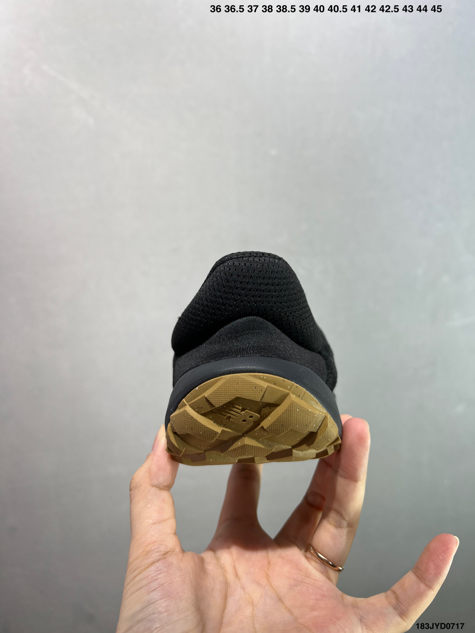 💰150 公司级✅NB新百伦New Balance MT10O”Dusk Rain“系列低帮薄底徒步休闲户外露营运动慢跑鞋“黄昏紫”MT10OAD 尺码：36 37 37.5 38 38.5 39.5 40 40.5 41.5 42 42.5 43 44 45 编码：183JYD0718 New Balance 最近迎来首款由(三宅一生) Issey Miyake 设计的球鞋作品——在设计师 Satoshi Kondo 的创意渲染下，似乎会掀起又一波平底鞋热潮。被 Issey Miyake 2024 春夏季的透明套装和渐变色搭配所包围，这双 New Balance MT10 显得非常吸睛，不仅仅因为侧面的大 “N” 标志。首先，这双鞋非常“平”，其设计受 New Balance 于 2010 年推出的 Minimus 跑鞋启发，Minimus 系列旨在让鞋履穿起来尽可能接近赤脚概念。MT10 作为 New Balance 越野跑系列的经典款，此番采取特别压缩的设定，同时融合 Issey Miyake 的典型元素以及标志性配色，与品牌 2024 春夏系列的主题相呼应，满载感性风情与轻盈脚感。来自 Issey Miyake 的 New Balance MT10 保留了 Minimus 运动鞋的半扁形状，并将鞋履本身蕴含的时尚魅力再提升一个层级，结合白、黑和蓝绿等低调配色，亦与 Miyake 的季节系列相得益彰。MT10 鞋面采用透气网布和优质皮革制成，旨在为双脚提供舒适透气包裹体验。至于鞋底，搭载尽可能少的衬垫，以彰显实在的接地感，尽管如此，这双球鞋依然保有充足抓地力，这应归功于底部的模压 Vibram 橡胶。