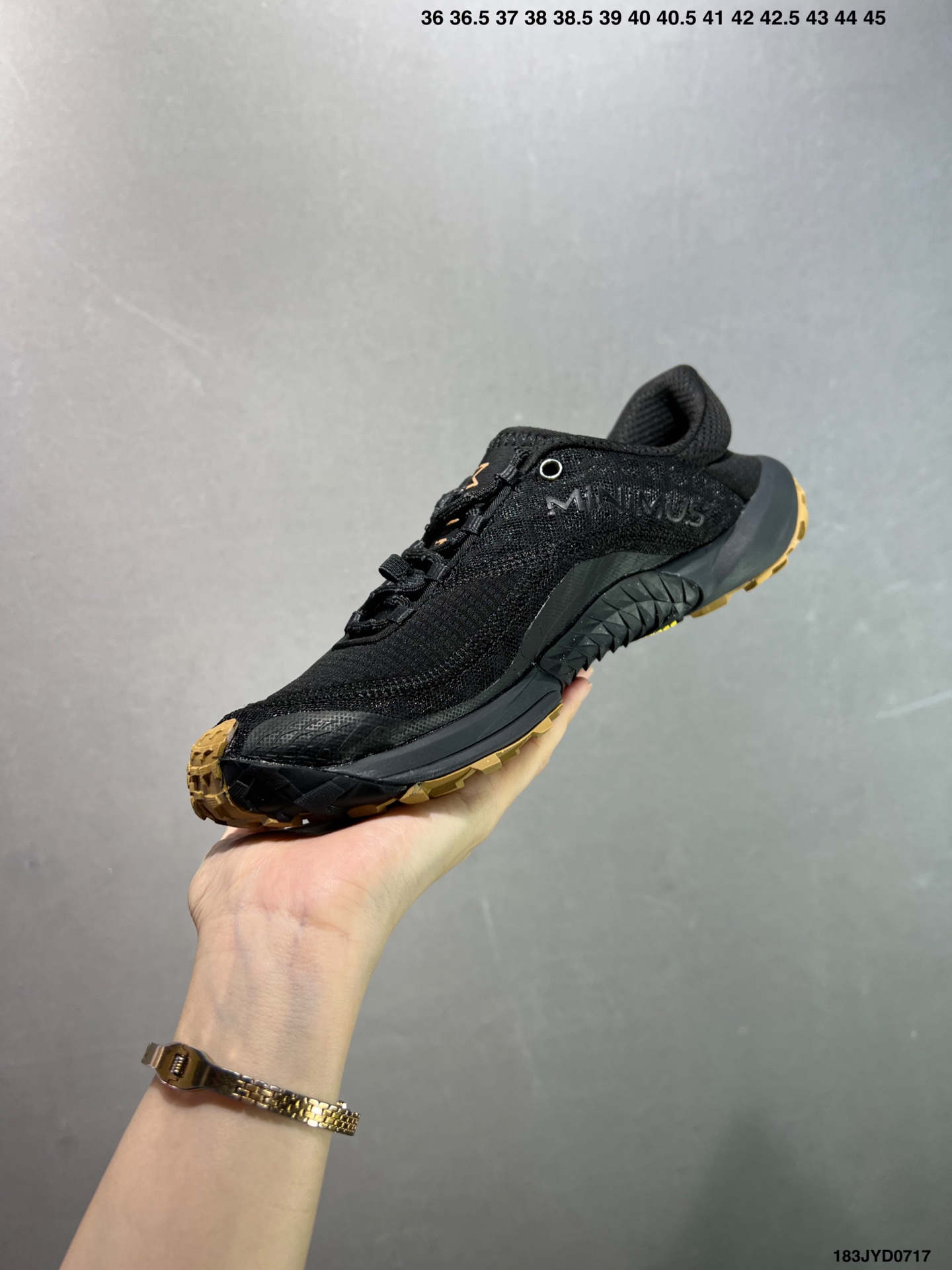 💰150 公司级✅NB新百伦New Balance MT10O”Dusk Rain“系列低帮薄底徒步休闲户外露营运动慢跑鞋“黄昏紫”MT10OAD 尺码：36 37 37.5 38 38.5 39.5 40 40.5 41.5 42 42.5 43 44 45 编码：183JYD0718 New Balance 最近迎来首款由(三宅一生) Issey Miyake 设计的球鞋作品——在设计师 Satoshi Kondo 的创意渲染下，似乎会掀起又一波平底鞋热潮。被 Issey Miyake 2024 春夏季的透明套装和渐变色搭配所包围，这双 New Balance MT10 显得非常吸睛，不仅仅因为侧面的大 “N” 标志。首先，这双鞋非常“平”，其设计受 New Balance 于 2010 年推出的 Minimus 跑鞋启发，Minimus 系列旨在让鞋履穿起来尽可能接近赤脚概念。MT10 作为 New Balance 越野跑系列的经典款，此番采取特别压缩的设定，同时融合 Issey Miyake 的典型元素以及标志性配色，与品牌 2024 春夏系列的主题相呼应，满载感性风情与轻盈脚感。来自 Issey Miyake 的 New Balance MT10 保留了 Minimus 运动鞋的半扁形状，并将鞋履本身蕴含的时尚魅力再提升一个层级，结合白、黑和蓝绿等低调配色，亦与 Miyake 的季节系列相得益彰。MT10 鞋面采用透气网布和优质皮革制成，旨在为双脚提供舒适透气包裹体验。至于鞋底，搭载尽可能少的衬垫，以彰显实在的接地感，尽管如此，这双球鞋依然保有充足抓地力，这应归功于底部的模压 Vibram 橡胶。