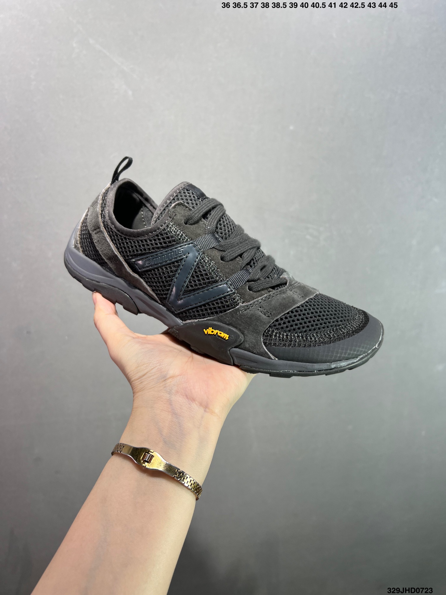 🈴️💰130 ✅NB新百伦New Balance MT10O”Dusk Rain“系列低帮薄底徒步休闲户外露营运动慢跑鞋“黄昏紫”MT10OAD 尺码：36 37 37.5 38 38.5 39.5 40 40.5 41.5 42 42.5 43 44 45 编码：329JHD0723 New Balance 最近迎来首款由(三宅一生) Issey Miyake 设计的球鞋作品——在设计师 Satoshi Kondo 的创意渲染下，似乎会掀起又一波平底鞋热潮。被 Issey Miyake 2024 春夏季的透明套装和渐变色搭配所包围，这双 New Balance MT10 显得非常吸睛，不仅仅因为侧面的大 “N” 标志。首先，这双鞋非常“平”，其设计受 New Balance 于 2010 年推出的 Minimus 跑鞋启发，Minimus 系列旨在让鞋履穿起来尽可能接近赤脚概念。MT10 作为 New Balance 越野跑系列的经典款，此番采取特别压缩的设定，同时融合 Issey Miyake 的典型元素以及标志性配色，与品牌 2024 春夏系列的主题相呼应，满载感性风情与轻盈脚感。来自 Issey Miyake 的 New Balance MT10 保留了 Minimus 运动鞋的半扁形状，并将鞋履本身蕴含的时尚魅力再提升一个层级，结合白、黑和蓝绿等低调配色，亦与 Miyake 的季节系列相得益彰。MT10 鞋面采用透气网布和优质皮革制成，旨在为双脚提供舒适透气包裹体验。至于鞋底，搭载尽可能少的衬垫，以彰显实在的接地感，尽管如此，这双球鞋依然保有充足抓地力，这应归功于底部的模压 Vibram 橡胶。