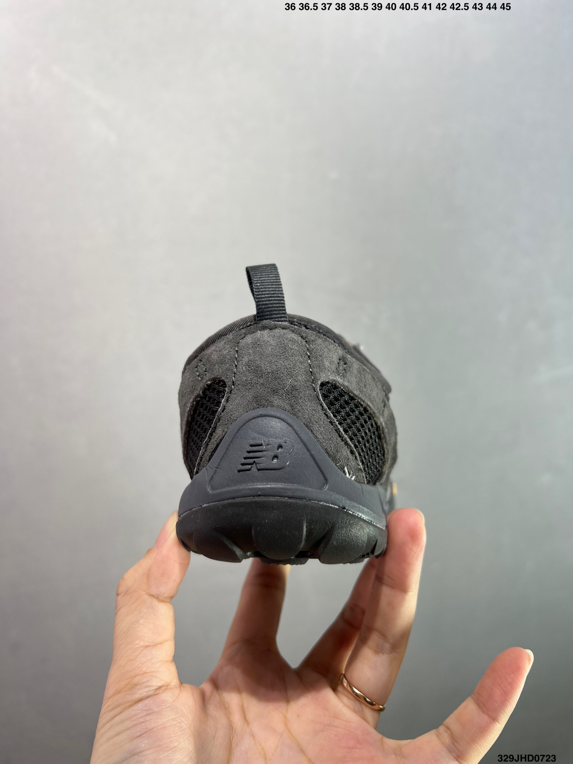 💰130 ✅NB新百伦New Balance MT10O”Dusk Rain“系列低帮薄底徒步休闲户外露营运动慢跑鞋“黄昏紫”MT10OAD 尺码：36 37 37.5 38 38.5 39.5 40 40.5 41.5 42 42.5 43 44 45 编码：329JHD0723 New Balance 最近迎来首款由(三宅一生) Issey Miyake 设计的球鞋作品——在设计师 Satoshi Kondo 的创意渲染下，似乎会掀起又一波平底鞋热潮。被 Issey Miyake 2024 春夏季的透明套装和渐变色搭配所包围，这双 New Balance MT10 显得非常吸睛，不仅仅因为侧面的大 “N” 标志。首先，这双鞋非常“平”，其设计受 New Balance 于 2010 年推出的 Minimus 跑鞋启发，Minimus 系列旨在让鞋履穿起来尽可能接近赤脚概念。MT10 作为 New Balance 越野跑系列的经典款，此番采取特别压缩的设定，同时融合 Issey Miyake 的典型元素以及标志性配色，与品牌 2024 春夏系列的主题相呼应，满载感性风情与轻盈脚感。来自 Issey Miyake 的 New Balance MT10 保留了 Minimus 运动鞋的半扁形状，并将鞋履本身蕴含的时尚魅力再提升一个层级，结合白、黑和蓝绿等低调配色，亦与 Miyake 的季节系列相得益彰。MT10 鞋面采用透气网布和优质皮革制成，旨在为双脚提供舒适透气包裹体验。至于鞋底，搭载尽可能少的衬垫，以彰显实在的接地感，尽管如此，这双球鞋依然保有充足抓地力，这应归功于底部的模压 Vibram 橡胶。