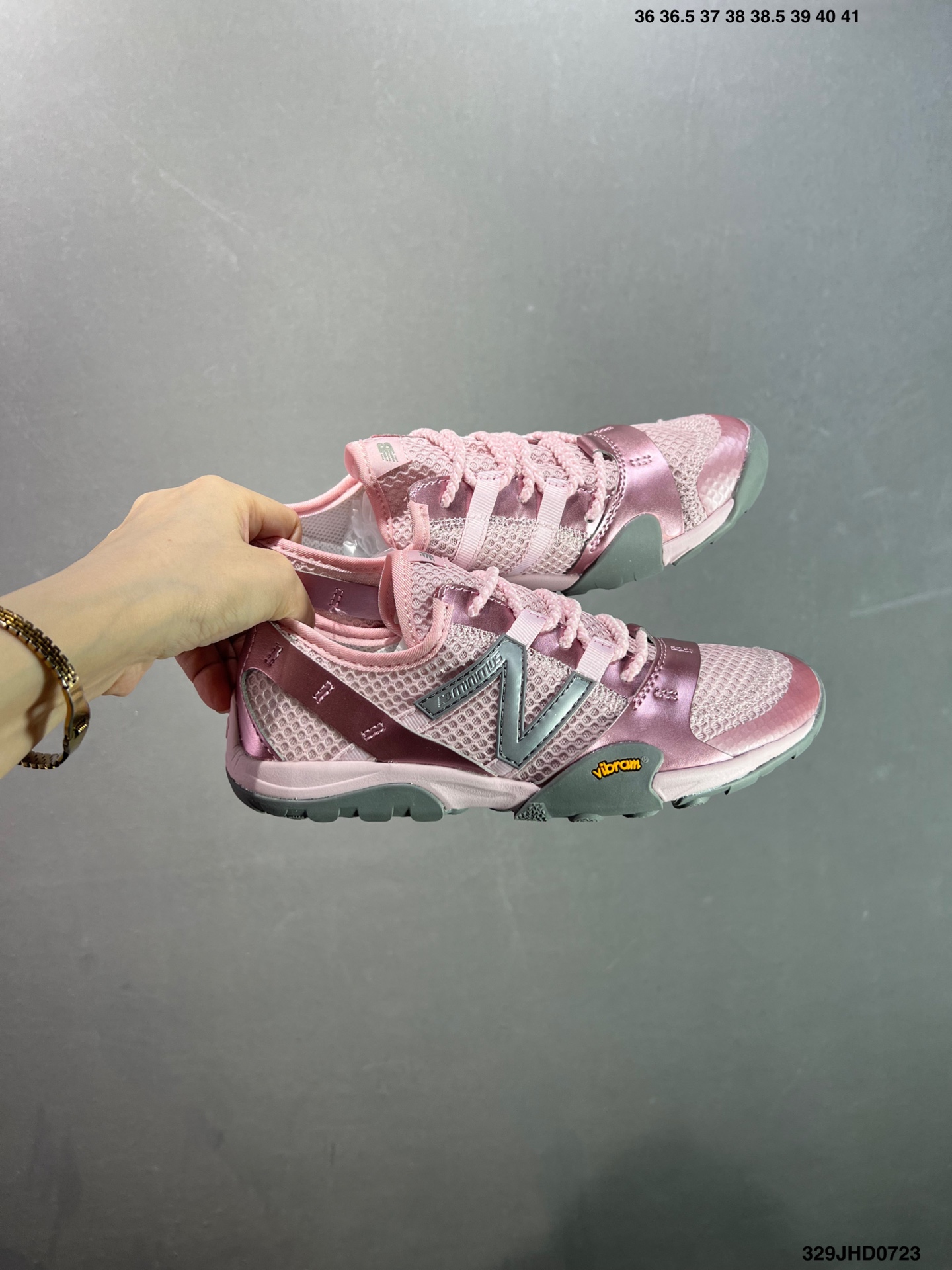 🈴️💰130 ✅NB新百伦New Balance MT10O”Dusk Rain“系列低帮薄底徒步休闲户外露营运动慢跑鞋“黄昏紫”MT10OAD 尺码：36 37 37.5 38 38.5 39.5 40 40.5 41.5 42 42.5 43 44 45 编码：329JHD0723 New Balance 最近迎来首款由(三宅一生) Issey Miyake 设计的球鞋作品——在设计师 Satoshi Kondo 的创意渲染下，似乎会掀起又一波平底鞋热潮。被 Issey Miyake 2024 春夏季的透明套装和渐变色搭配所包围，这双 New Balance MT10 显得非常吸睛，不仅仅因为侧面的大 “N” 标志。首先，这双鞋非常“平”，其设计受 New Balance 于 2010 年推出的 Minimus 跑鞋启发，Minimus 系列旨在让鞋履穿起来尽可能接近赤脚概念。MT10 作为 New Balance 越野跑系列的经典款，此番采取特别压缩的设定，同时融合 Issey Miyake 的典型元素以及标志性配色，与品牌 2024 春夏系列的主题相呼应，满载感性风情与轻盈脚感。来自 Issey Miyake 的 New Balance MT10 保留了 Minimus 运动鞋的半扁形状，并将鞋履本身蕴含的时尚魅力再提升一个层级，结合白、黑和蓝绿等低调配色，亦与 Miyake 的季节系列相得益彰。MT10 鞋面采用透气网布和优质皮革制成，旨在为双脚提供舒适透气包裹体验。至于鞋底，搭载尽可能少的衬垫，以彰显实在的接地感，尽管如此，这双球鞋依然保有充足抓地力，这应归功于底部的模压 Vibram 橡胶。