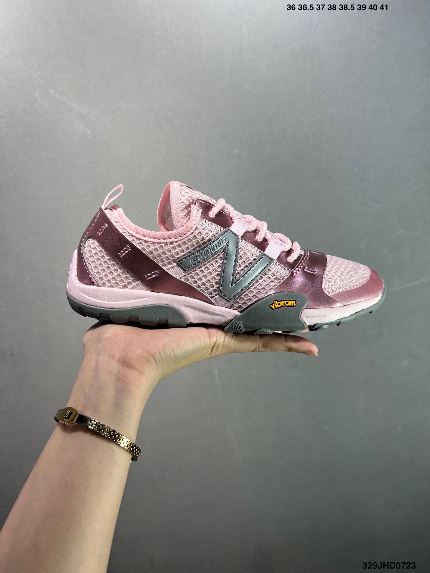 💰130 ✅NB新百伦New Balance MT10O”Dusk Rain“系列低帮薄底徒步休闲户外露营运动慢跑鞋“黄昏紫”MT10OAD 尺码：36 37 37.5 38 38.5 39.5 40 40.5 41.5 42 42.5 43 44 45 编码：329JHD0723 New Balance 最近迎来首款由(三宅一生) Issey Miyake 设计的球鞋作品——在设计师 Satoshi Kondo 的创意渲染下，似乎会掀起又一波平底鞋热潮。被 Issey Miyake 2024 春夏季的透明套装和渐变色搭配所包围，这双 New Balance MT10 显得非常吸睛，不仅仅因为侧面的大 “N” 标志。首先，这双鞋非常“平”，其设计受 New Balance 于 2010 年推出的 Minimus 跑鞋启发，Minimus 系列旨在让鞋履穿起来尽可能接近赤脚概念。MT10 作为 New Balance 越野跑系列的经典款，此番采取特别压缩的设定，同时融合 Issey Miyake 的典型元素以及标志性配色，与品牌 2024 春夏系列的主题相呼应，满载感性风情与轻盈脚感。来自 Issey Miyake 的 New Balance MT10 保留了 Minimus 运动鞋的半扁形状，并将鞋履本身蕴含的时尚魅力再提升一个层级，结合白、黑和蓝绿等低调配色，亦与 Miyake 的季节系列相得益彰。MT10 鞋面采用透气网布和优质皮革制成，旨在为双脚提供舒适透气包裹体验。至于鞋底，搭载尽可能少的衬垫，以彰显实在的接地感，尽管如此，这双球鞋依然保有充足抓地力，这应归功于底部的模压 Vibram 橡胶。