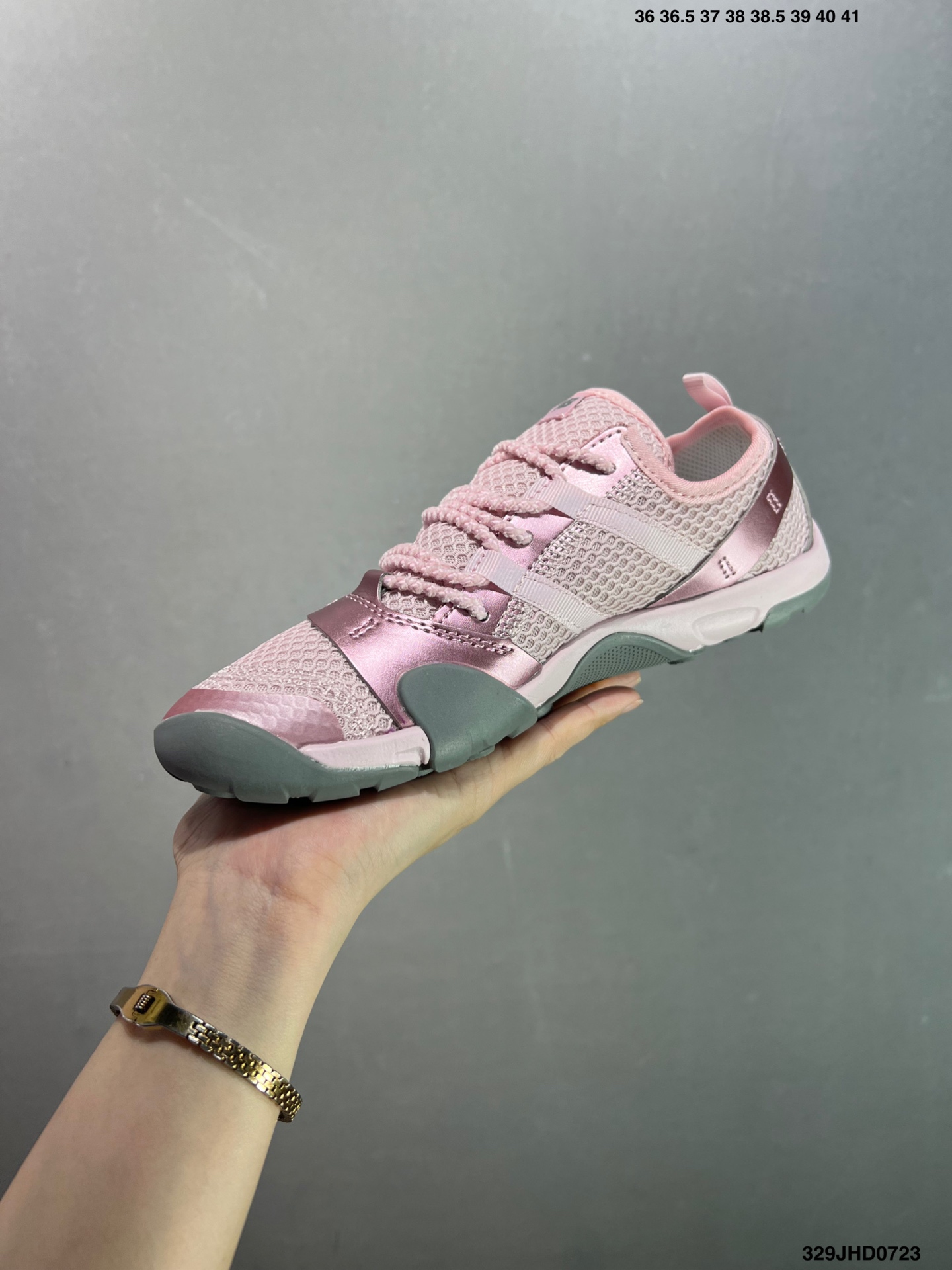 💰130 ✅NB新百伦New Balance MT10O”Dusk Rain“系列低帮薄底徒步休闲户外露营运动慢跑鞋“黄昏紫”MT10OAD 尺码：36 37 37.5 38 38.5 39.5 40 40.5 41.5 42 42.5 43 44 45 编码：329JHD0723 New Balance 最近迎来首款由(三宅一生) Issey Miyake 设计的球鞋作品——在设计师 Satoshi Kondo 的创意渲染下，似乎会掀起又一波平底鞋热潮。被 Issey Miyake 2024 春夏季的透明套装和渐变色搭配所包围，这双 New Balance MT10 显得非常吸睛，不仅仅因为侧面的大 “N” 标志。首先，这双鞋非常“平”，其设计受 New Balance 于 2010 年推出的 Minimus 跑鞋启发，Minimus 系列旨在让鞋履穿起来尽可能接近赤脚概念。MT10 作为 New Balance 越野跑系列的经典款，此番采取特别压缩的设定，同时融合 Issey Miyake 的典型元素以及标志性配色，与品牌 2024 春夏系列的主题相呼应，满载感性风情与轻盈脚感。来自 Issey Miyake 的 New Balance MT10 保留了 Minimus 运动鞋的半扁形状，并将鞋履本身蕴含的时尚魅力再提升一个层级，结合白、黑和蓝绿等低调配色，亦与 Miyake 的季节系列相得益彰。MT10 鞋面采用透气网布和优质皮革制成，旨在为双脚提供舒适透气包裹体验。至于鞋底，搭载尽可能少的衬垫，以彰显实在的接地感，尽管如此，这双球鞋依然保有充足抓地力，这应归功于底部的模压 Vibram 橡胶。