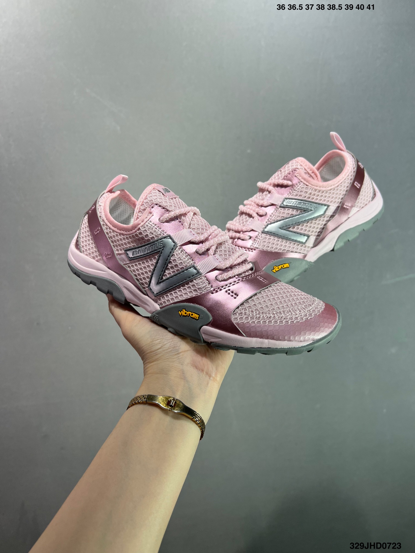🈴️💰130 ✅NB新百伦New Balance MT10O”Dusk Rain“系列低帮薄底徒步休闲户外露营运动慢跑鞋“黄昏紫”MT10OAD 尺码：36 37 37.5 38 38.5 39.5 40 40.5 41.5 42 42.5 43 44 45 编码：329JHD0723 New Balance 最近迎来首款由(三宅一生) Issey Miyake 设计的球鞋作品——在设计师 Satoshi Kondo 的创意渲染下，似乎会掀起又一波平底鞋热潮。被 Issey Miyake 2024 春夏季的透明套装和渐变色搭配所包围，这双 New Balance MT10 显得非常吸睛，不仅仅因为侧面的大 “N” 标志。首先，这双鞋非常“平”，其设计受 New Balance 于 2010 年推出的 Minimus 跑鞋启发，Minimus 系列旨在让鞋履穿起来尽可能接近赤脚概念。MT10 作为 New Balance 越野跑系列的经典款，此番采取特别压缩的设定，同时融合 Issey Miyake 的典型元素以及标志性配色，与品牌 2024 春夏系列的主题相呼应，满载感性风情与轻盈脚感。来自 Issey Miyake 的 New Balance MT10 保留了 Minimus 运动鞋的半扁形状，并将鞋履本身蕴含的时尚魅力再提升一个层级，结合白、黑和蓝绿等低调配色，亦与 Miyake 的季节系列相得益彰。MT10 鞋面采用透气网布和优质皮革制成，旨在为双脚提供舒适透气包裹体验。至于鞋底，搭载尽可能少的衬垫，以彰显实在的接地感，尽管如此，这双球鞋依然保有充足抓地力，这应归功于底部的模压 Vibram 橡胶。