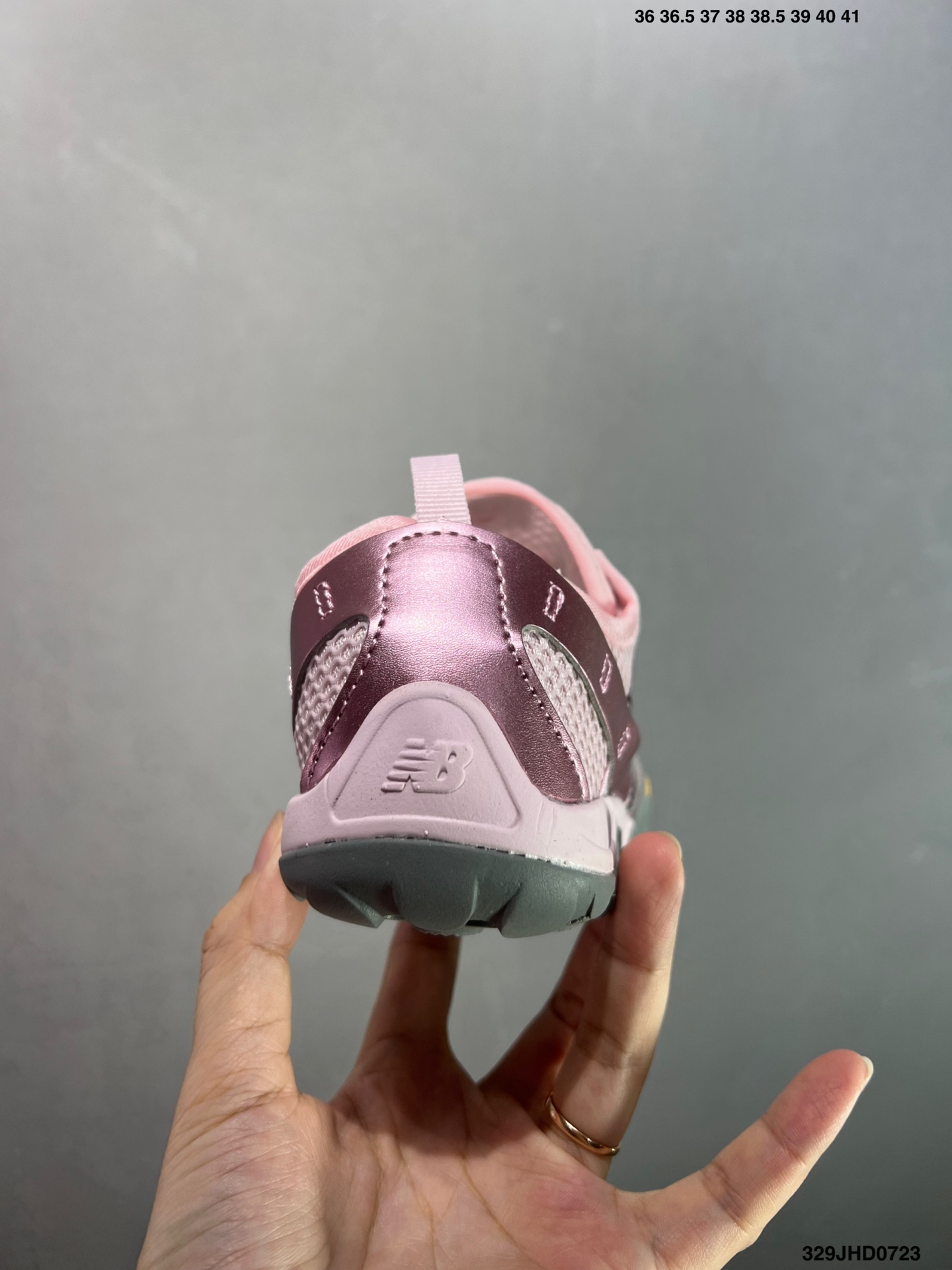 💰130 ✅NB新百伦New Balance MT10O”Dusk Rain“系列低帮薄底徒步休闲户外露营运动慢跑鞋“黄昏紫”MT10OAD 尺码：36 37 37.5 38 38.5 39.5 40 40.5 41.5 42 42.5 43 44 45 编码：329JHD0723 New Balance 最近迎来首款由(三宅一生) Issey Miyake 设计的球鞋作品——在设计师 Satoshi Kondo 的创意渲染下，似乎会掀起又一波平底鞋热潮。被 Issey Miyake 2024 春夏季的透明套装和渐变色搭配所包围，这双 New Balance MT10 显得非常吸睛，不仅仅因为侧面的大 “N” 标志。首先，这双鞋非常“平”，其设计受 New Balance 于 2010 年推出的 Minimus 跑鞋启发，Minimus 系列旨在让鞋履穿起来尽可能接近赤脚概念。MT10 作为 New Balance 越野跑系列的经典款，此番采取特别压缩的设定，同时融合 Issey Miyake 的典型元素以及标志性配色，与品牌 2024 春夏系列的主题相呼应，满载感性风情与轻盈脚感。来自 Issey Miyake 的 New Balance MT10 保留了 Minimus 运动鞋的半扁形状，并将鞋履本身蕴含的时尚魅力再提升一个层级，结合白、黑和蓝绿等低调配色，亦与 Miyake 的季节系列相得益彰。MT10 鞋面采用透气网布和优质皮革制成，旨在为双脚提供舒适透气包裹体验。至于鞋底，搭载尽可能少的衬垫，以彰显实在的接地感，尽管如此，这双球鞋依然保有充足抓地力，这应归功于底部的模压 Vibram 橡胶。