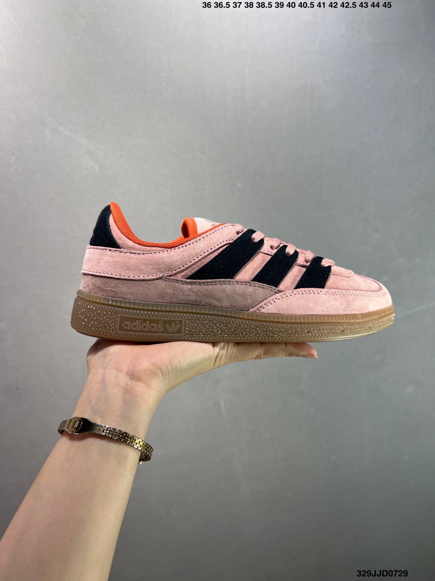 💰110 ✅Ad HANDBALL SPEZIAL ST复古单品 阿迪达斯经典款复古休闲板鞋 #原厂原档案开发出品 皮料切割干净无任何毛边 鞋型细节完美 超高清洁度 货号：JI2607 尺码：36 36.5 37 38 38.5 39 40 40.5 41 42 42.5 43 44 45 ID：329JJD0729