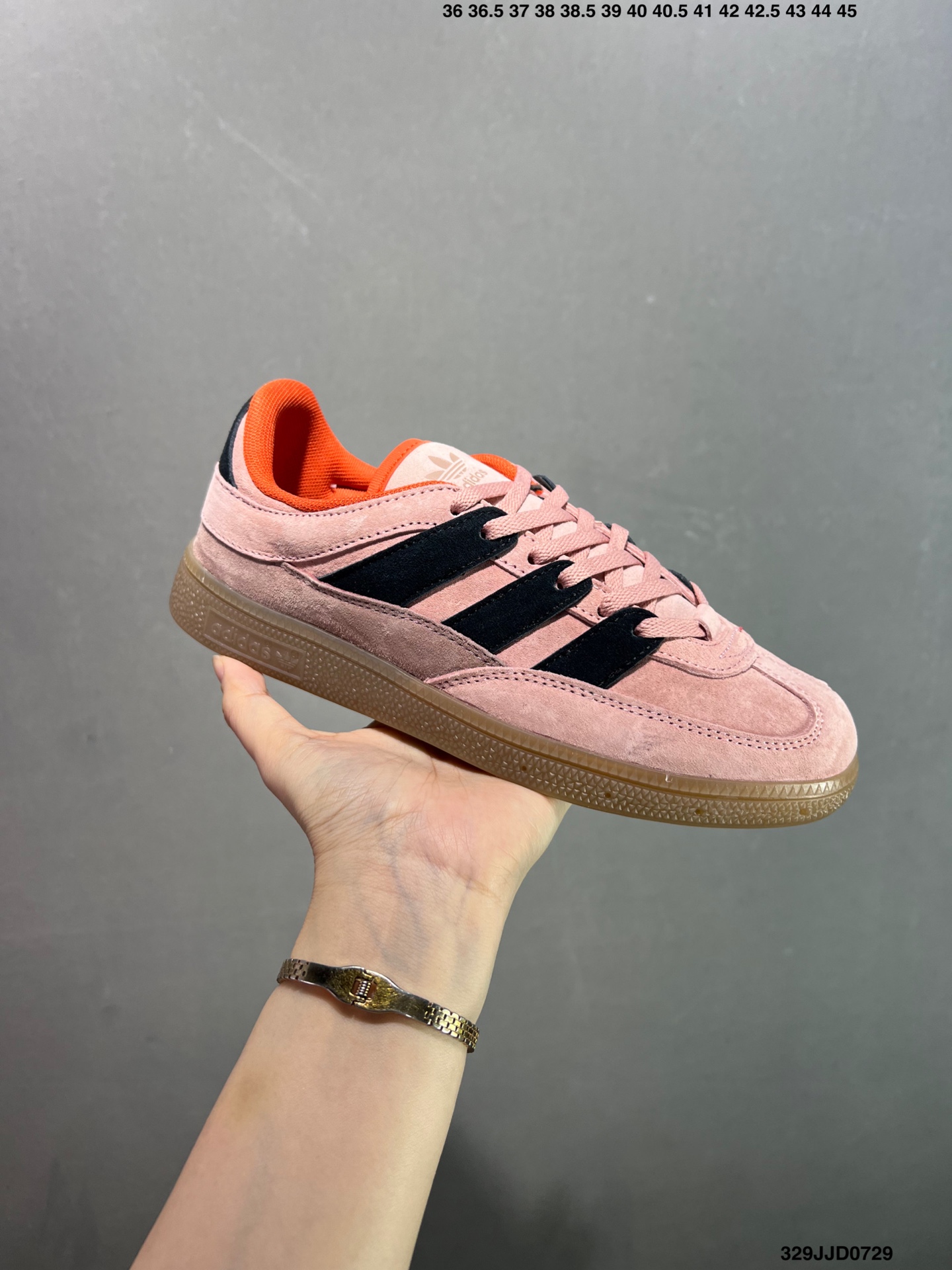 💰110 ✅Ad HANDBALL SPEZIAL ST复古单品 阿迪达斯经典款复古休闲板鞋 #原厂原档案开发出品 皮料切割干净无任何毛边 鞋型细节完美 超高清洁度 货号：JI2607 尺码：36 36.5 37 38 38.5 39 40 40.5 41 42 42.5 43 44 45 ID：329JJD0729