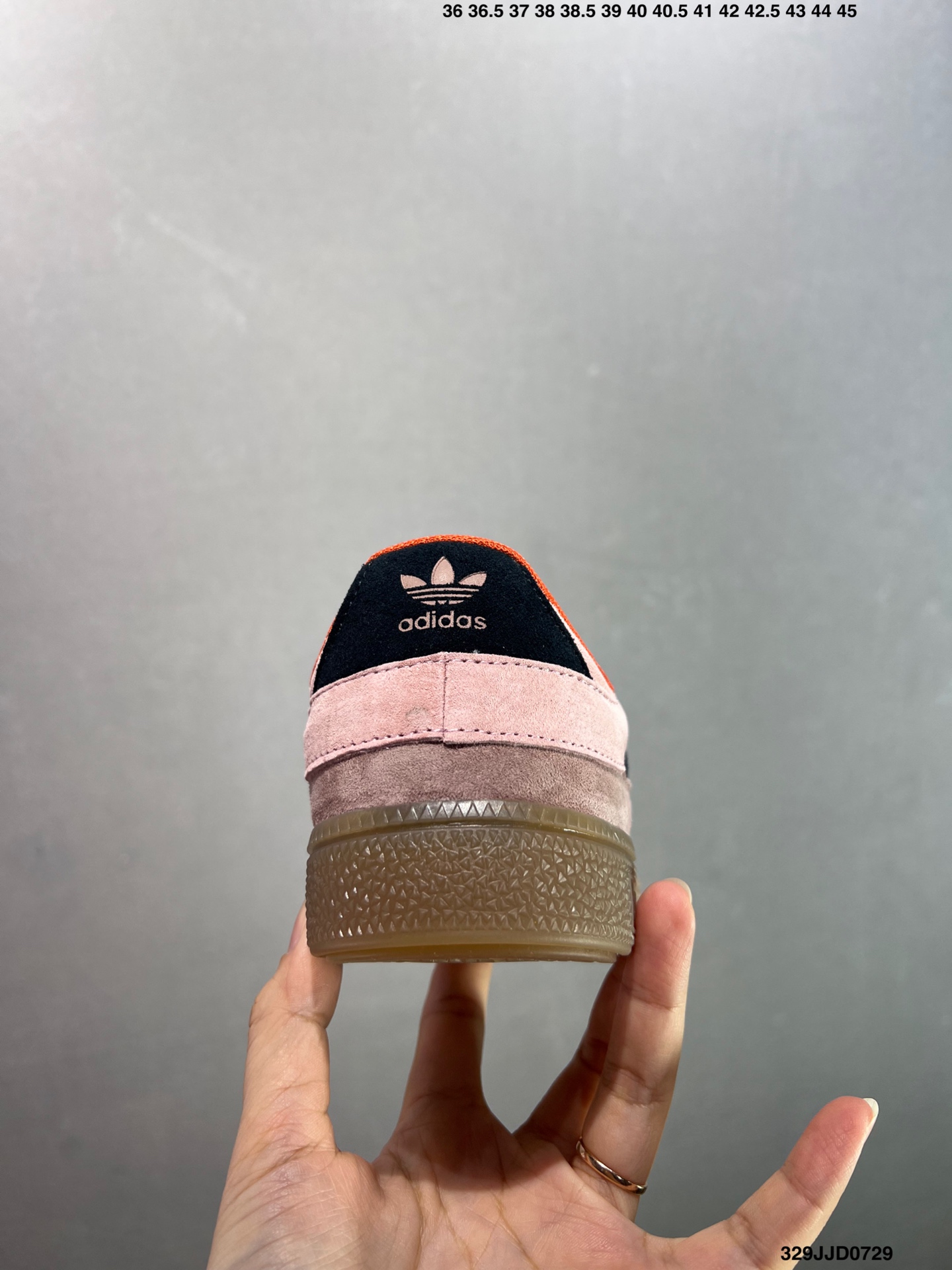 💰110 ✅Ad HANDBALL SPEZIAL ST复古单品 阿迪达斯经典款复古休闲板鞋 #原厂原档案开发出品 皮料切割干净无任何毛边 鞋型细节完美 超高清洁度 货号：JI2607 尺码：36 36.5 37 38 38.5 39 40 40.5 41 42 42.5 43 44 45 ID：329JJD0729