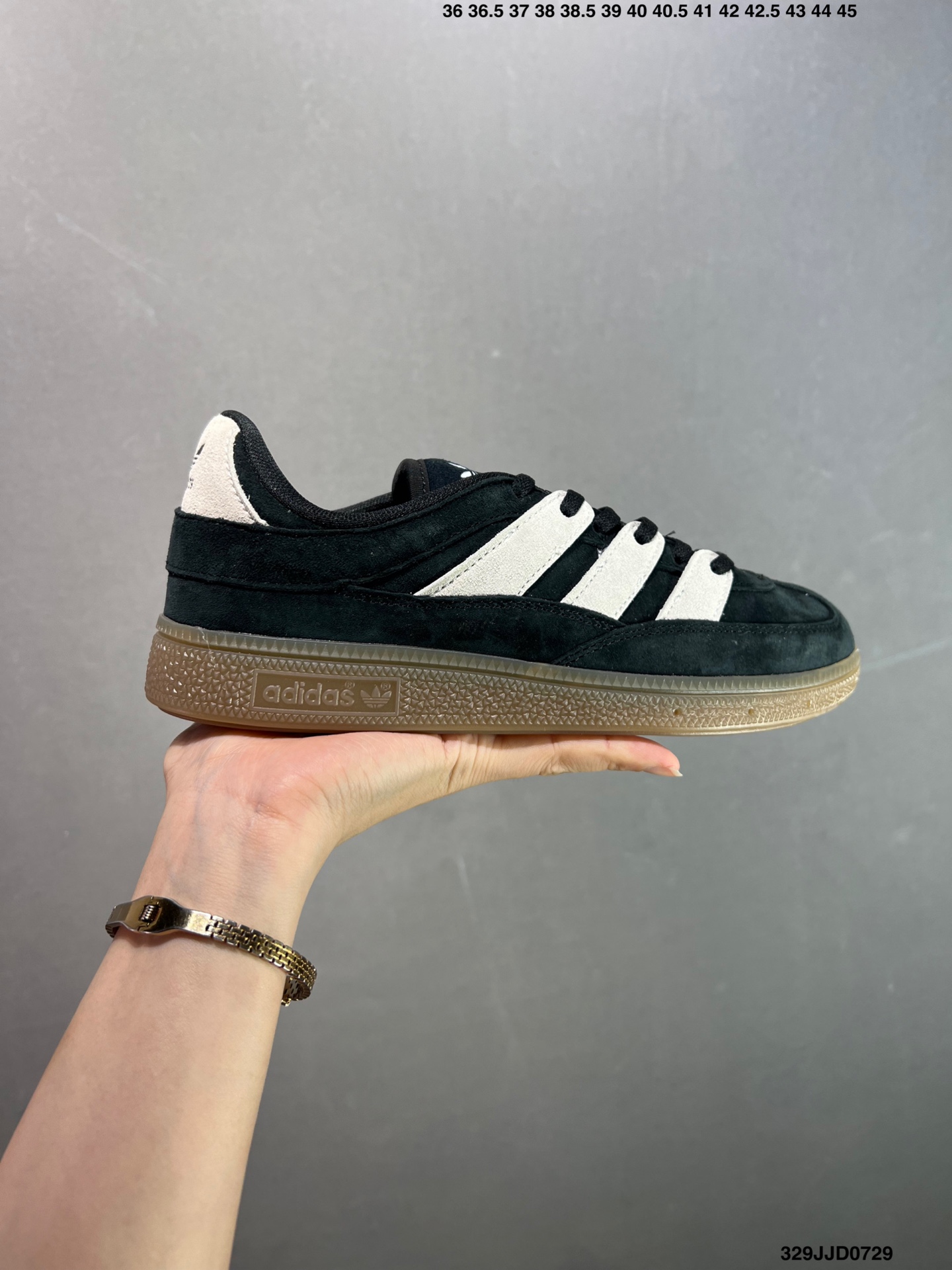 💰110 ✅Ad HANDBALL SPEZIAL ST复古单品 阿迪达斯经典款复古休闲板鞋 #原厂原档案开发出品 皮料切割干净无任何毛边 鞋型细节完美 超高清洁度 货号：JI2607 尺码：36 36.5 37 38 38.5 39 40 40.5 41 42 42.5 43 44 45 ID：329JJD0729