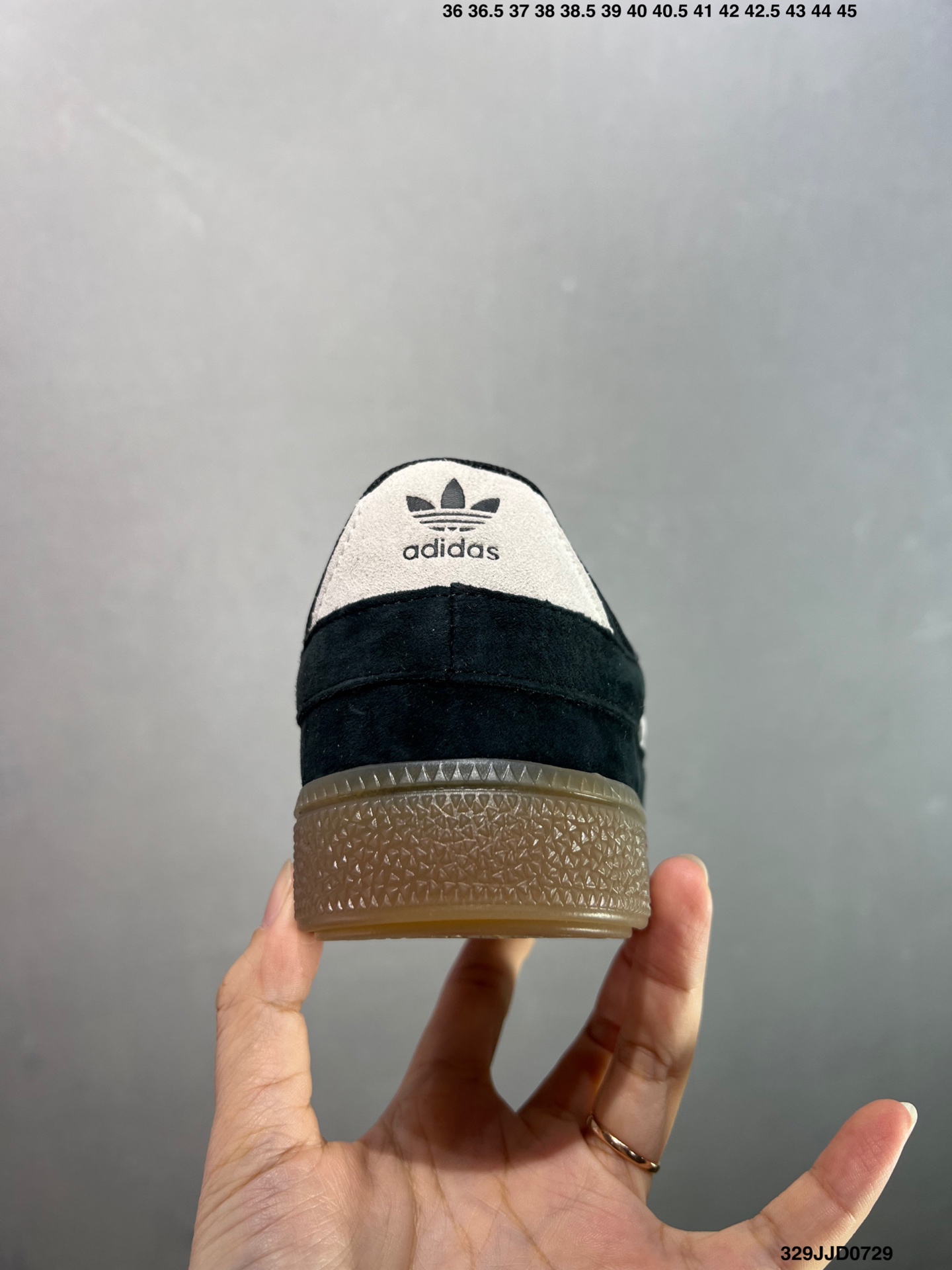 💰110 ✅Ad HANDBALL SPEZIAL ST复古单品 阿迪达斯经典款复古休闲板鞋 #原厂原档案开发出品 皮料切割干净无任何毛边 鞋型细节完美 超高清洁度 货号：JI2607 尺码：36 36.5 37 38 38.5 39 40 40.5 41 42 42.5 43 44 45 ID：329JJD0729