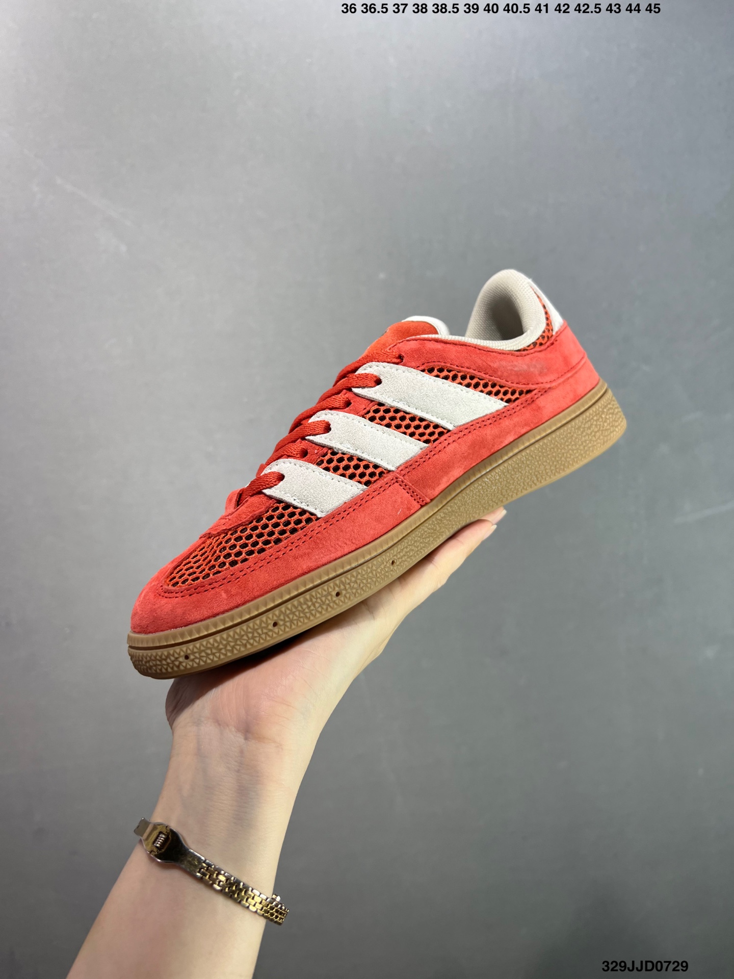 💰110 ✅Ad HANDBALL SPEZIAL ST复古单品 阿迪达斯经典款复古休闲板鞋 #原厂原档案开发出品 皮料切割干净无任何毛边 鞋型细节完美 超高清洁度 货号：JI2607 尺码：36 36.5 37 38 38.5 39 40 40.5 41 42 42.5 43 44 45 ID：329JJD0729