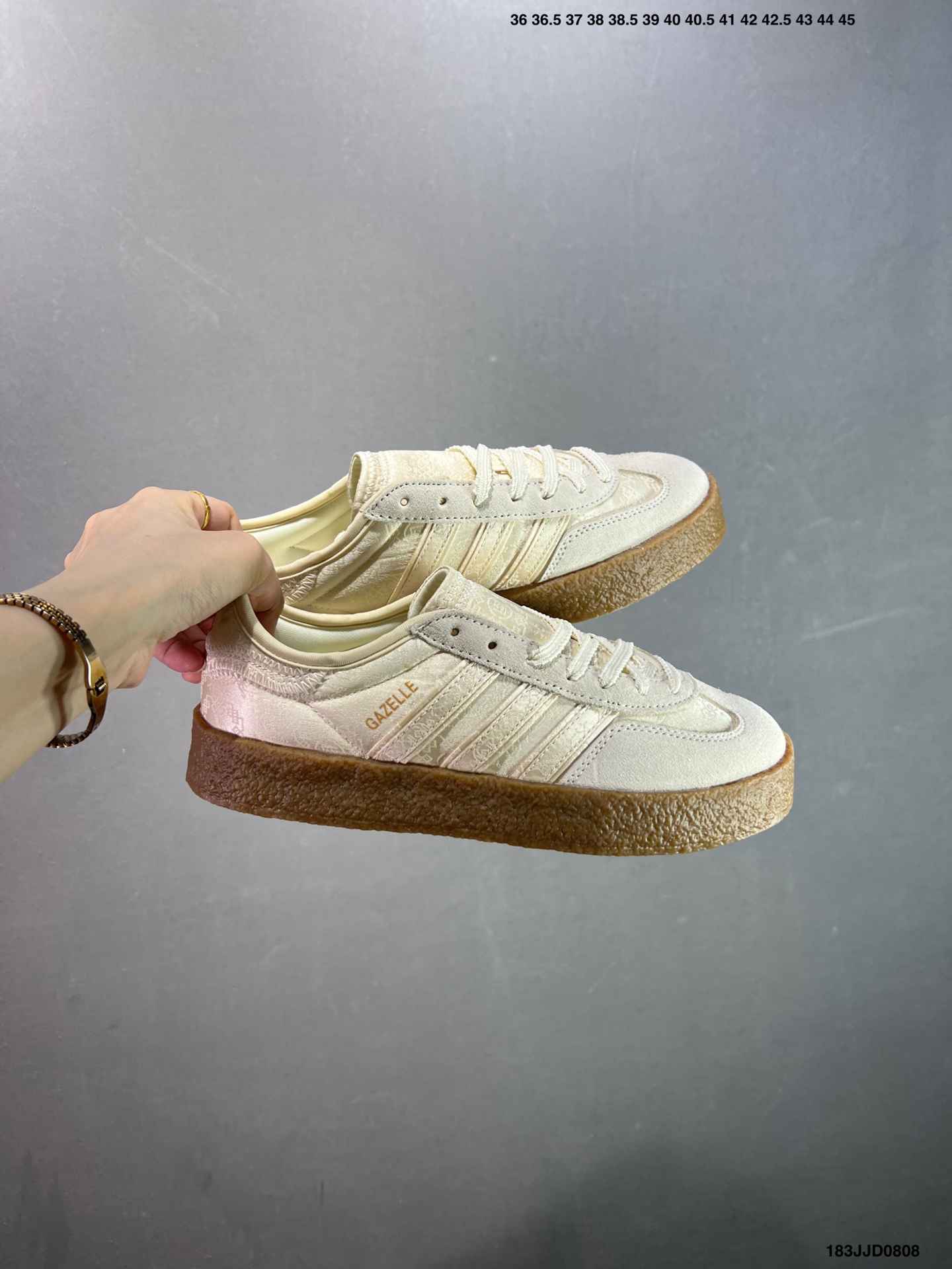 🈴️💰160
✅CLOT x Adidas Originals Gazelle BY EC 舒适百搭 防滑耐磨 低帮 板鞋
货号：JR5410
尺码：36 36.5 37 38 38.5 39 40 40.5 41 42 42.5 43 44 45
编码：183JJD0808