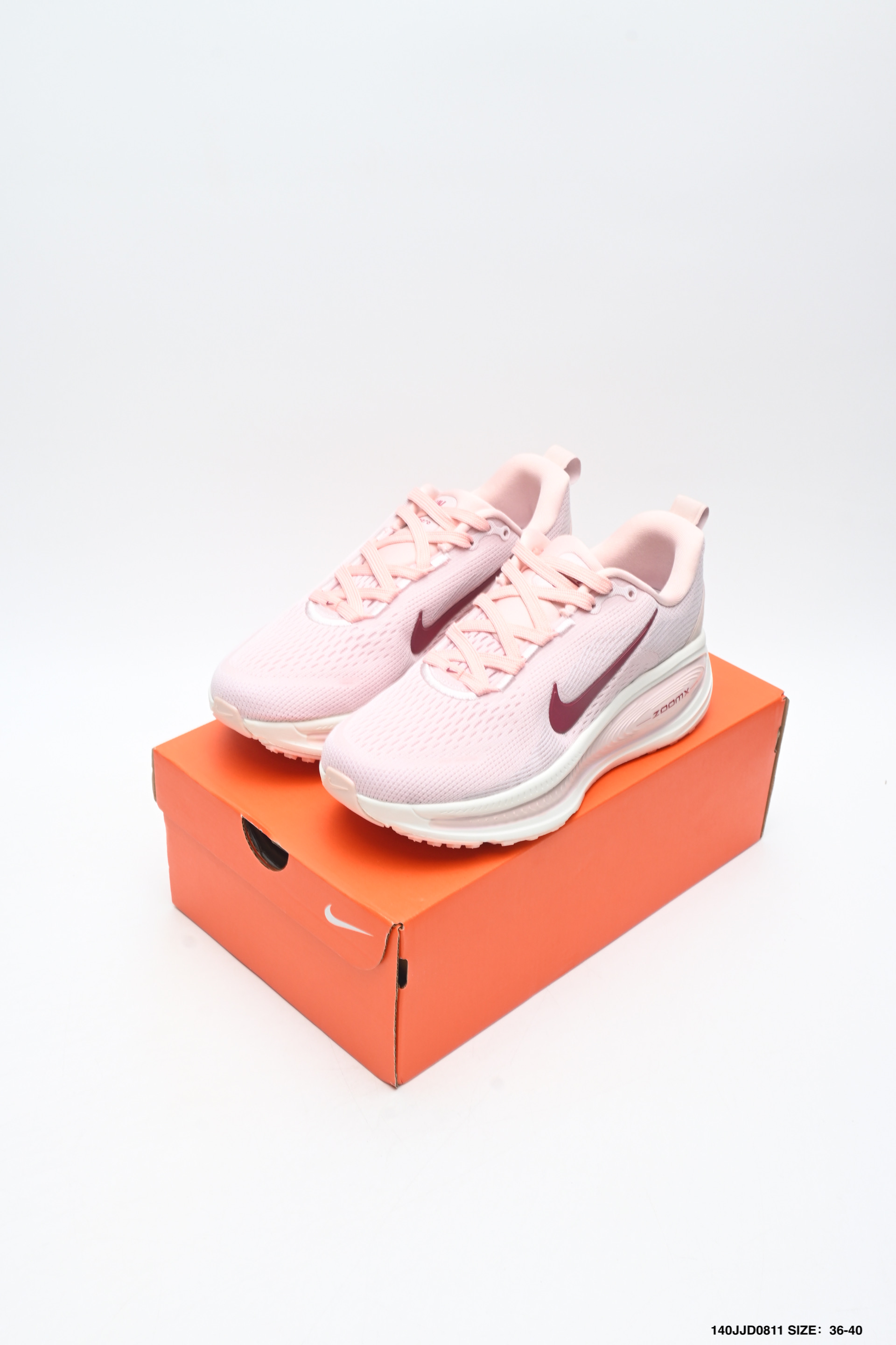 💰210
✅NK Air Zoo Voero 18 轻便舒适公路跑步鞋 H6803-001 质感柔软 弹力充沛 助力一路畅跑 乐享不停 厚实泡绵缔造舒适的回弹效果 铸就出色跑步表现 该鞋款轻盈透气 带你步入舒适新境界 疾速刺激感和非凡舒适脚感交织 定能让跑者在迈步间找到渴望已久的跑步乐趣 自如掌控跑步节奏、配速和里程 足底缓震配置赋予双足柔软舒适感受 助你一路畅跑 缓震设计 在双足触地时有助提供舒适脚感 搭载性能出众的 ZooX 和 Cushon 泡绵 营造柔软舒适脚感 助你稳稳迈步 基于跑者反馈 简化中底设计 带来出色舒适感 SIZE：36 36.5 37.5 38 38.5 39 40
编码：140JJ0811