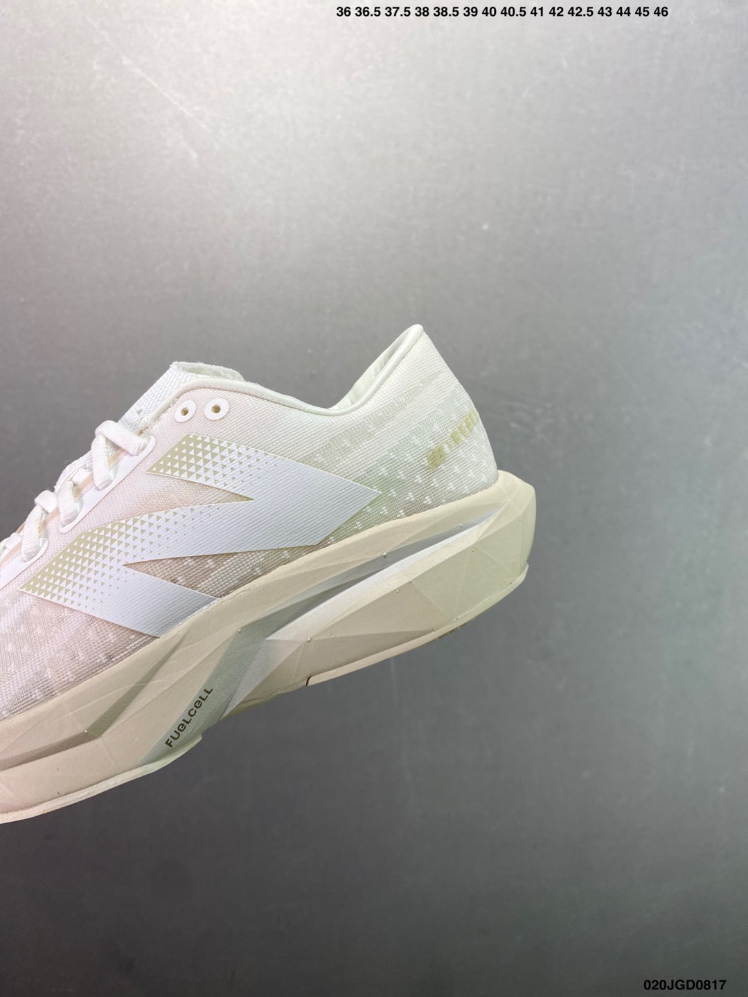 💰220
✅New Baance FueCe SuperCop Eie v4 运动舒适耐磨 低帮休闲跑步鞋 男款
新款的EIE V4，在鞋面和鞋底都做了升级。鞋面采用了工程网眼，增加了透气性并且鞋面支撑也比上一代有了提升。
中底脚感软弹兼备，内里搭配带加强筋的碳板
鞋中底厚度大概5厘米左右，增高效果是非常明显的，中底方面有一块全掌，让你跑步的时候推进力更强。
外观大大的NB ogo霸气又好看，立体感的中底有着强大的压迫感
货号:WFCXJ4
码数：如图
编码：020JG0817