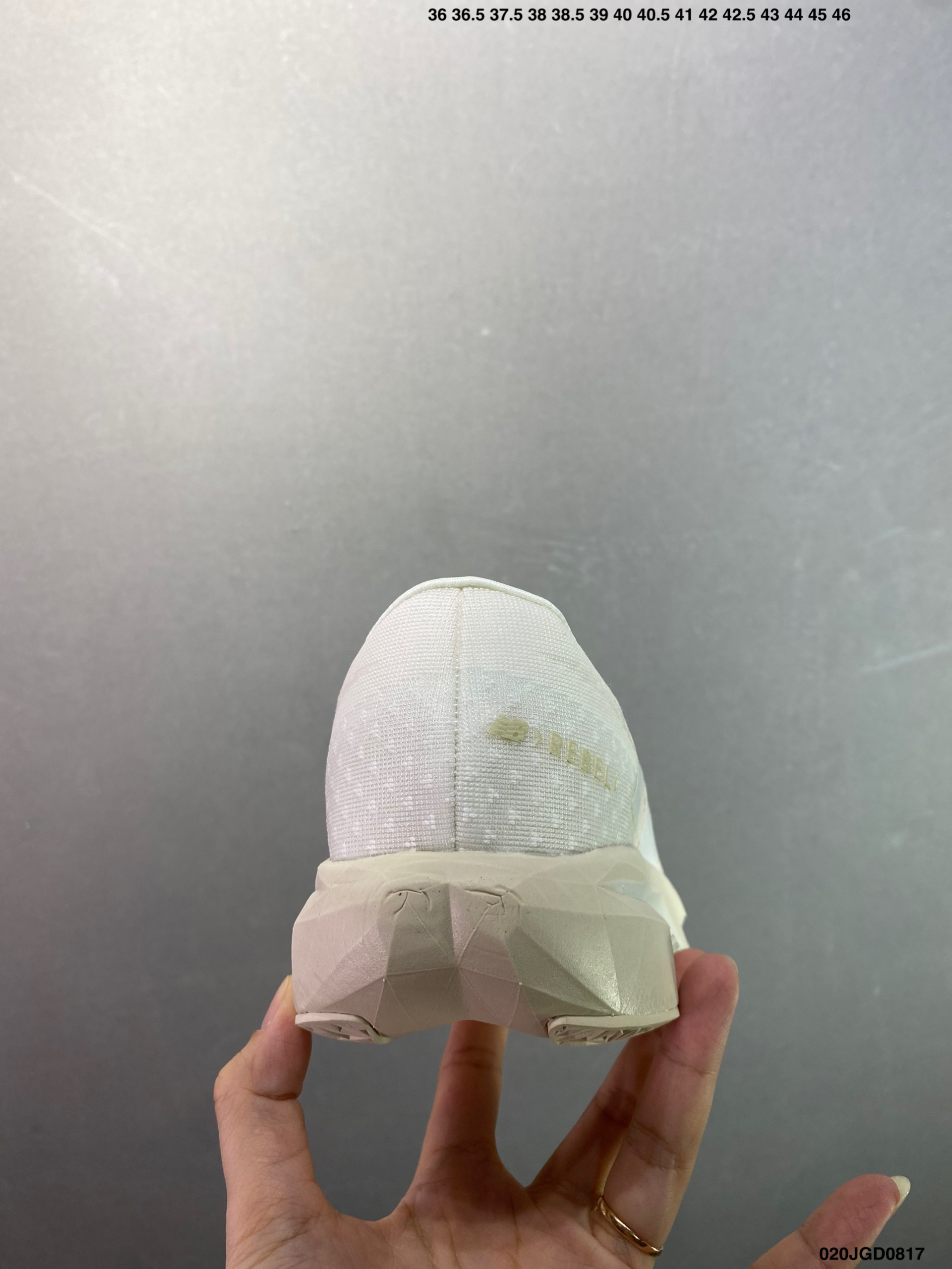 💰220
✅New Baance FueCe SuperCop Eie v4 运动舒适耐磨 低帮休闲跑步鞋 男款
新款的EIE V4，在鞋面和鞋底都做了升级。鞋面采用了工程网眼，增加了透气性并且鞋面支撑也比上一代有了提升。
中底脚感软弹兼备，内里搭配带加强筋的碳板
鞋中底厚度大概5厘米左右，增高效果是非常明显的，中底方面有一块全掌，让你跑步的时候推进力更强。
外观大大的NB ogo霸气又好看，立体感的中底有着强大的压迫感
货号:WFCXJ4
码数：如图
编码：020JG0817