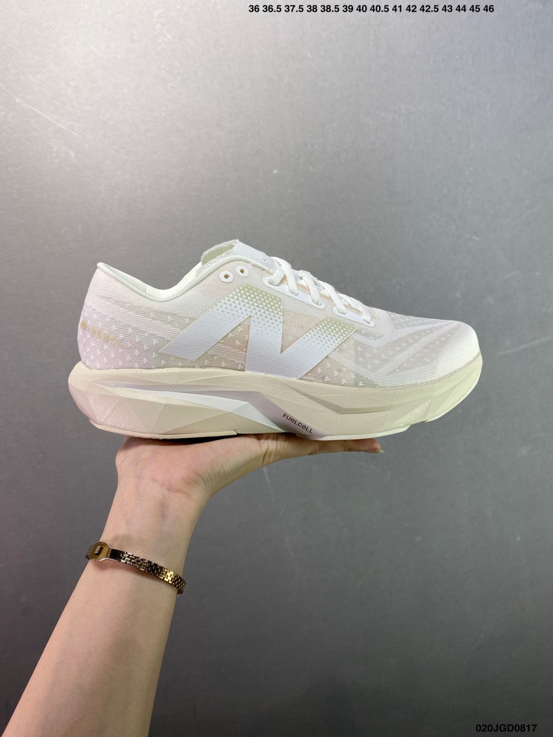 💰220
✅New Baance FueCe SuperCop Eie v4 运动舒适耐磨 低帮休闲跑步鞋 男款
新款的EIE V4，在鞋面和鞋底都做了升级。鞋面采用了工程网眼，增加了透气性并且鞋面支撑也比上一代有了提升。
中底脚感软弹兼备，内里搭配带加强筋的碳板
鞋中底厚度大概5厘米左右，增高效果是非常明显的，中底方面有一块全掌，让你跑步的时候推进力更强。
外观大大的NB ogo霸气又好看，立体感的中底有着强大的压迫感
货号:WFCXJ4
码数：如图
编码：020JG0817