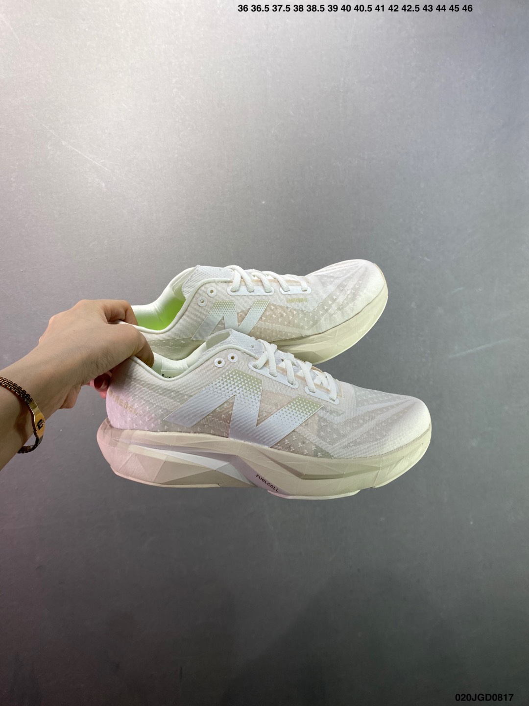 💰220
✅New Baance FueCe SuperCop Eie v4 运动舒适耐磨 低帮休闲跑步鞋 男款
新款的EIE V4，在鞋面和鞋底都做了升级。鞋面采用了工程网眼，增加了透气性并且鞋面支撑也比上一代有了提升。
中底脚感软弹兼备，内里搭配带加强筋的碳板
鞋中底厚度大概5厘米左右，增高效果是非常明显的，中底方面有一块全掌，让你跑步的时候推进力更强。
外观大大的NB ogo霸气又好看，立体感的中底有着强大的压迫感
货号:WFCXJ4
码数：如图
编码：020JG0817