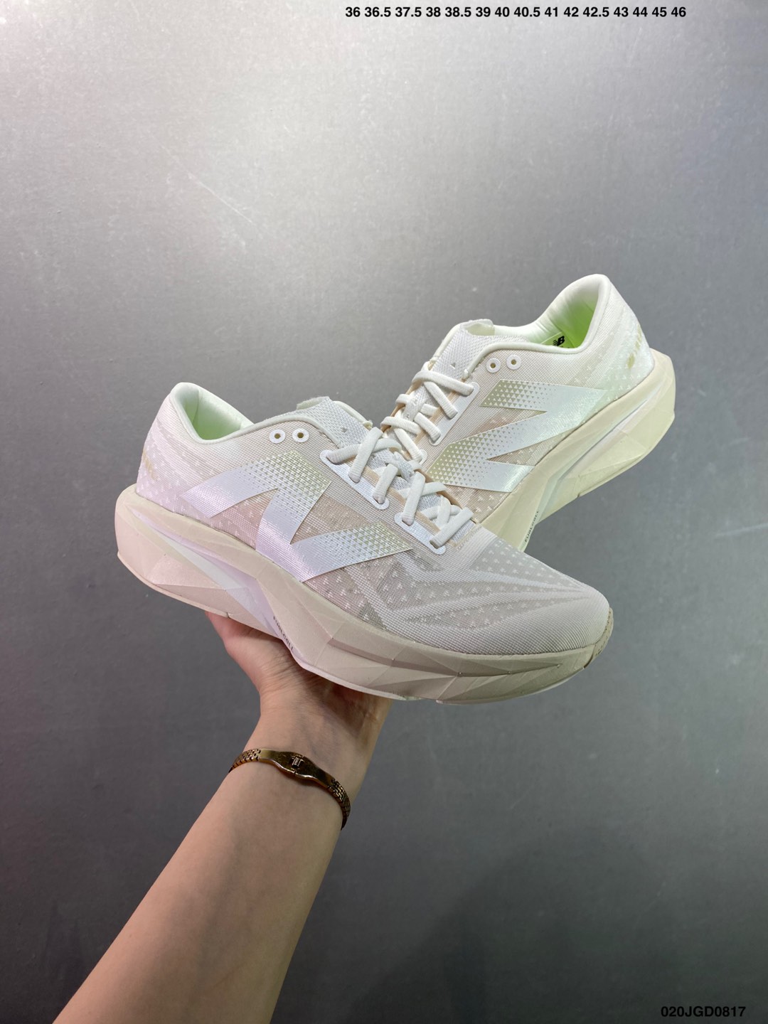 💰220
✅New Baance FueCe SuperCop Eie v4 运动舒适耐磨 低帮休闲跑步鞋 男款
新款的EIE V4，在鞋面和鞋底都做了升级。鞋面采用了工程网眼，增加了透气性并且鞋面支撑也比上一代有了提升。
中底脚感软弹兼备，内里搭配带加强筋的碳板
鞋中底厚度大概5厘米左右，增高效果是非常明显的，中底方面有一块全掌，让你跑步的时候推进力更强。
外观大大的NB ogo霸气又好看，立体感的中底有着强大的压迫感
货号:WFCXJ4
码数：如图
编码：020JG0817