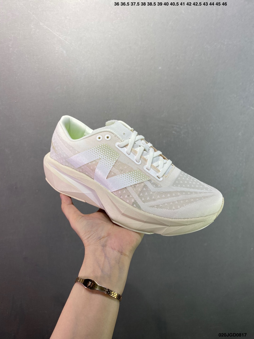 💰220
✅New Baance FueCe SuperCop Eie v4 运动舒适耐磨 低帮休闲跑步鞋 男款
新款的EIE V4，在鞋面和鞋底都做了升级。鞋面采用了工程网眼，增加了透气性并且鞋面支撑也比上一代有了提升。
中底脚感软弹兼备，内里搭配带加强筋的碳板
鞋中底厚度大概5厘米左右，增高效果是非常明显的，中底方面有一块全掌，让你跑步的时候推进力更强。
外观大大的NB ogo霸气又好看，立体感的中底有着强大的压迫感
货号:WFCXJ4
码数：如图
编码：020JG0817