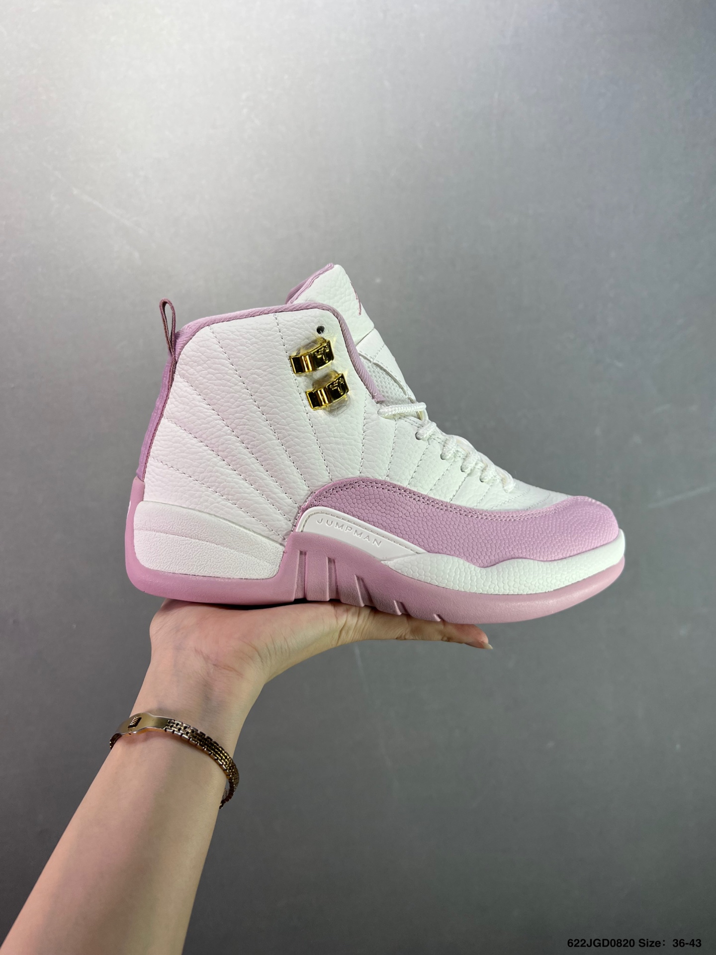 Air Jordan 12 Retro ”Flu Game“ 高帮 复刻病倒黑红 AJ12 乔丹12代 aj12 乔12 高邦 复刻黑红 流感之战 乔丹篮球鞋系列 作为十二代鞋型最为经典的配色之一,黑红装扮,以及大家津津乐道的”流感之战“,都为这双球鞋添色不少;忠于元年很大的一点原因应该就是MJ的经典故事了,可以说每一双鞋只要MJ亲自在赛场上穿着过的,或多或少都会有许多故事.鞋身整体采用黑色皮革打造搭配红色框架覆盖层,鞋头黑色的Jumpman Logo点缀,在黑红主调下格外抢眼;鞋舌饰有校园红色调Jumpman Logo以及TW3字样,与鞋侧鞋带黑扣相呼应,经典的Jumpmann Logo采用红色刺绣方式呈现,细节方面非常用心;鞋身中部辅以红色挡泥板,后跟鞋提黑色Jumpman Logo和红色刺绣Jordan字样搭配标志性黑色23字样,彰显鞋款身份;辅以Air Zoomb气垫和大面积碳板,提供了出色的缓震效果和稳定性,重现Michael Jordan在赛场上的辉煌. 货号:CT8013-002