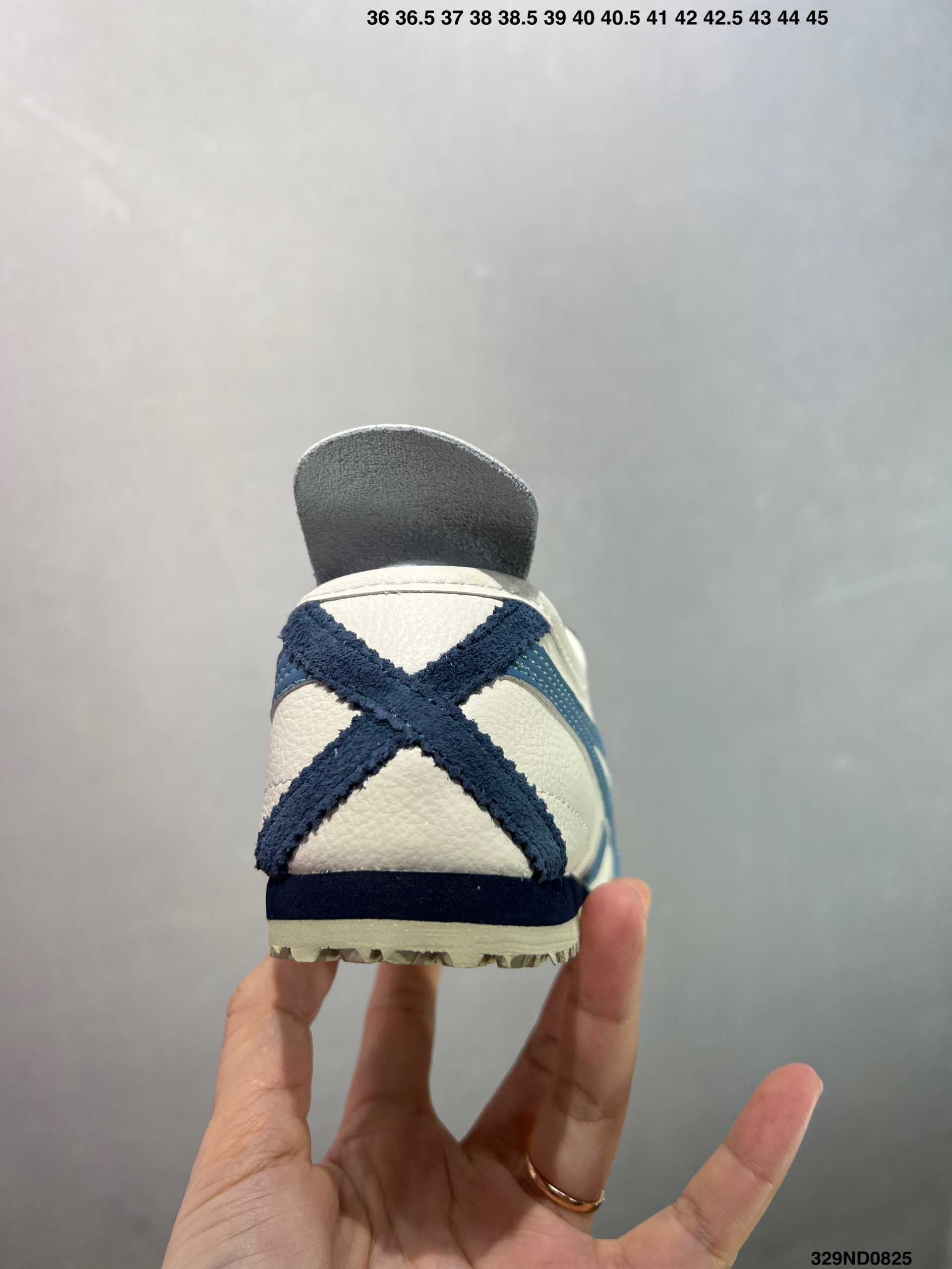 💰90
性价比版本✅Asics/亚瑟士 男女鞋真标半码制 日产经典老牌-鬼塚虎/Onitsuka Tiger Mexico 66®经典墨西哥系列复古经典百搭板鞋休闲运动鞋慢跑鞋
采用柔软牛皮鞋面,超国标含胶率耐磨耐弯折RB大底。产品从款式颜色造型上体现出追求舒适和细节的完美。鞋类更是推崇手工制作的严谨,融舒适性与可穿性的设计风格。
注重细节的完美和别致魅力,既保持稳重,又不失轻松的时尚感
尺码:36-44含半码
货号:329ND0825