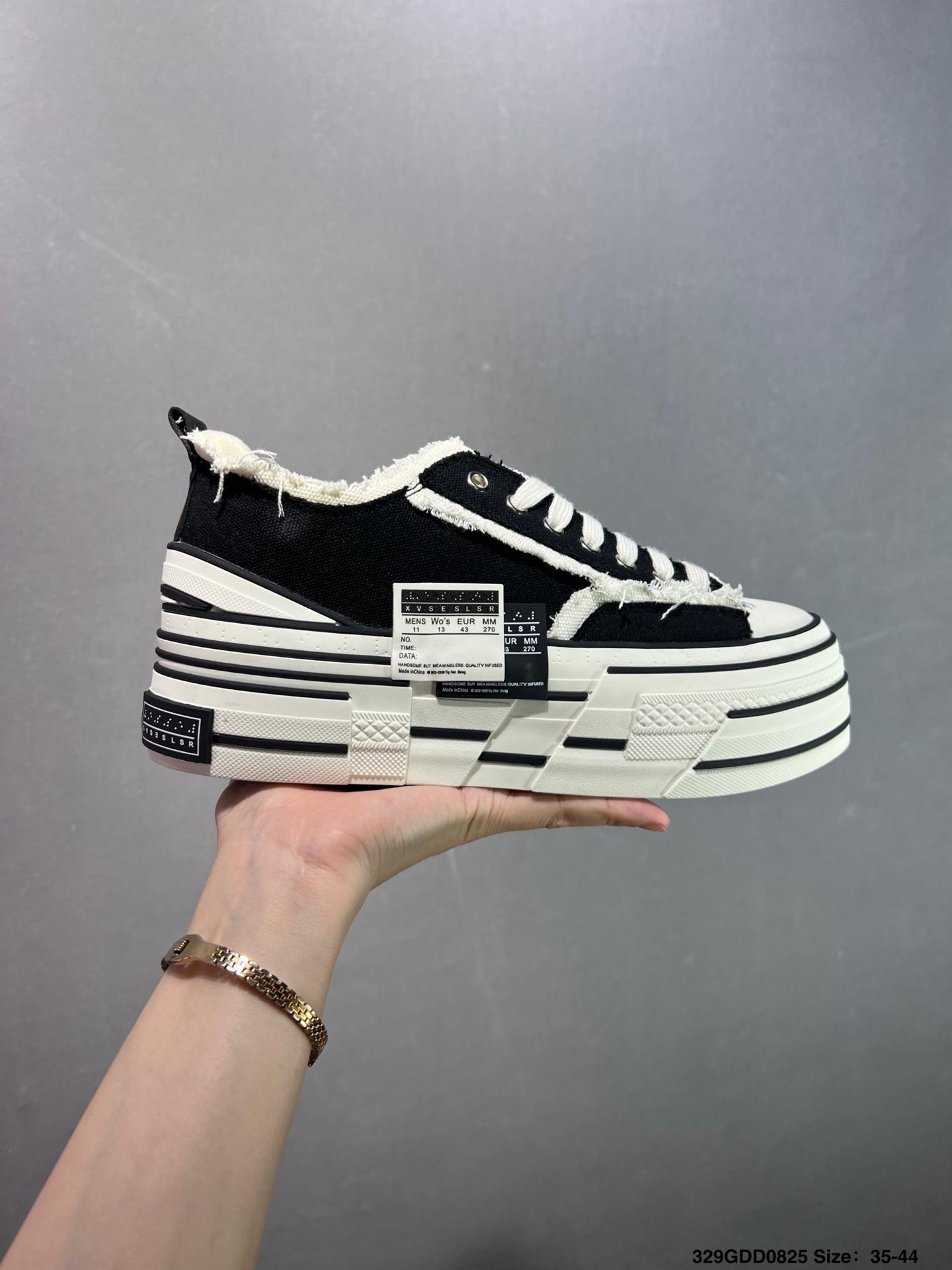 💰200 ✅吴建豪个人新锐品牌xVESSEL G.O.P. High Paisley Ddropping解构重叠厚底软木高帮百搭增高帆布硫化板鞋“白黑流苏”F19X004YB 各位如有紧贴资讯的，都会在网络留意到这双鞋款，它是来自于 xVESSEL，是吴建豪个人主理的时尚品牌，上年于上海的大型潮流活动上率先亮相。这双鞋名为 Peace by Piece，是以帆布鞋作为基底，并以解构手法，将鞋上不同细节堆叠营造错位，鞋面的帆布再经过打磨制造流须效果，整双鞋更是手工制作，因此显现出其细致的工序。35-44 编码：329GDD0825