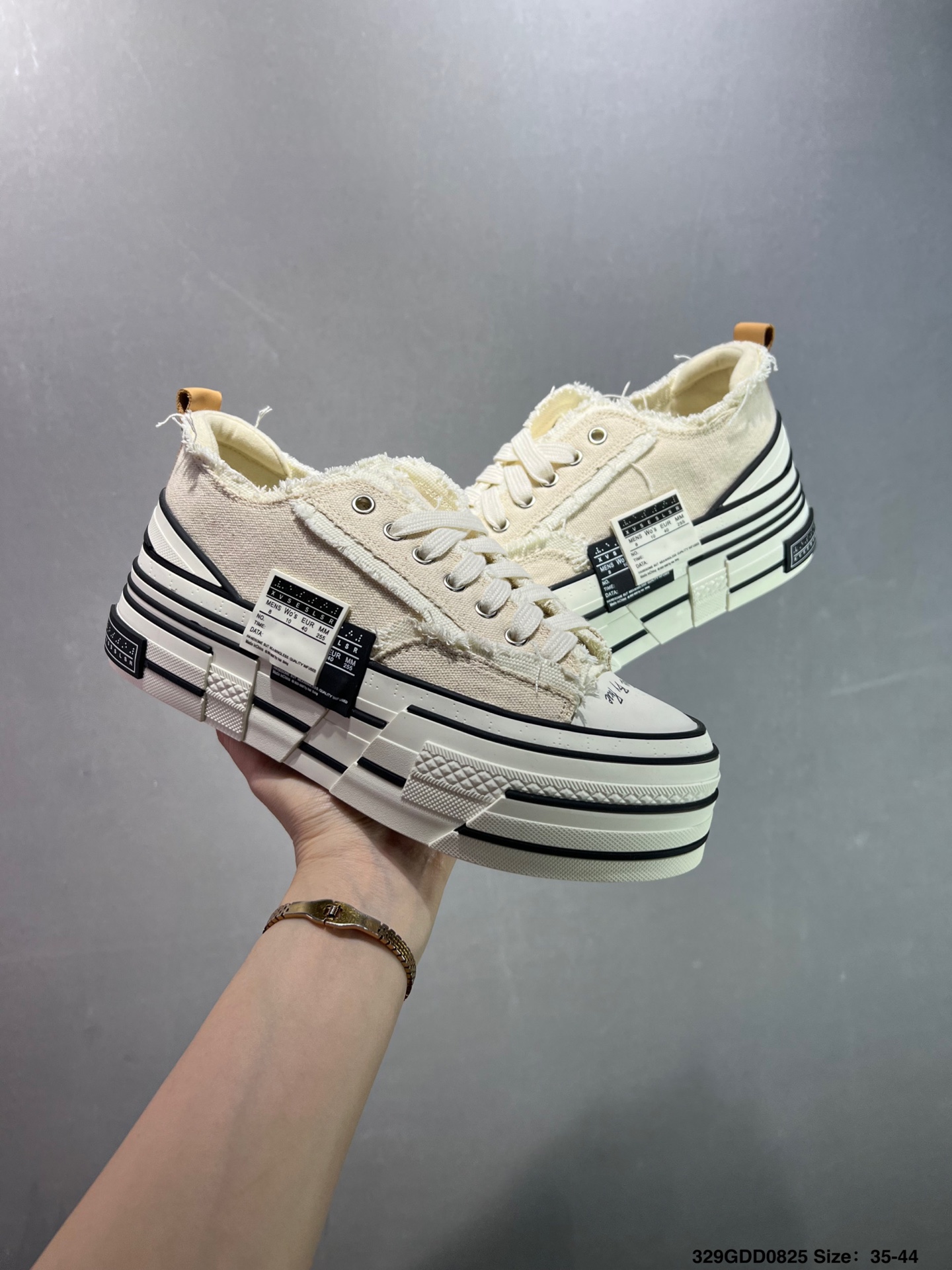 🈴️💰200 ✅吴建豪个人新锐品牌xVESSEL G.O.P. High Paisley Ddropping解构重叠厚底软木高帮百搭增高帆布硫化板鞋“白黑流苏”F19X004YB 各位如有紧贴资讯的,都会在网络留意到这双鞋款,它是来自于 xVESSEL,是吴建豪个人主理的时尚品牌,上年于上海的大型潮流活动上率先亮相。这双鞋名为 Peace by Piece,是以帆布鞋作为基底,并以解构手法,将鞋上不同细节堆叠营造错位,鞋面的帆布再经过打磨制造流须效果,整双鞋更是手工制作,因此显现出其细致的工序。35-44 编码:329GDD0825