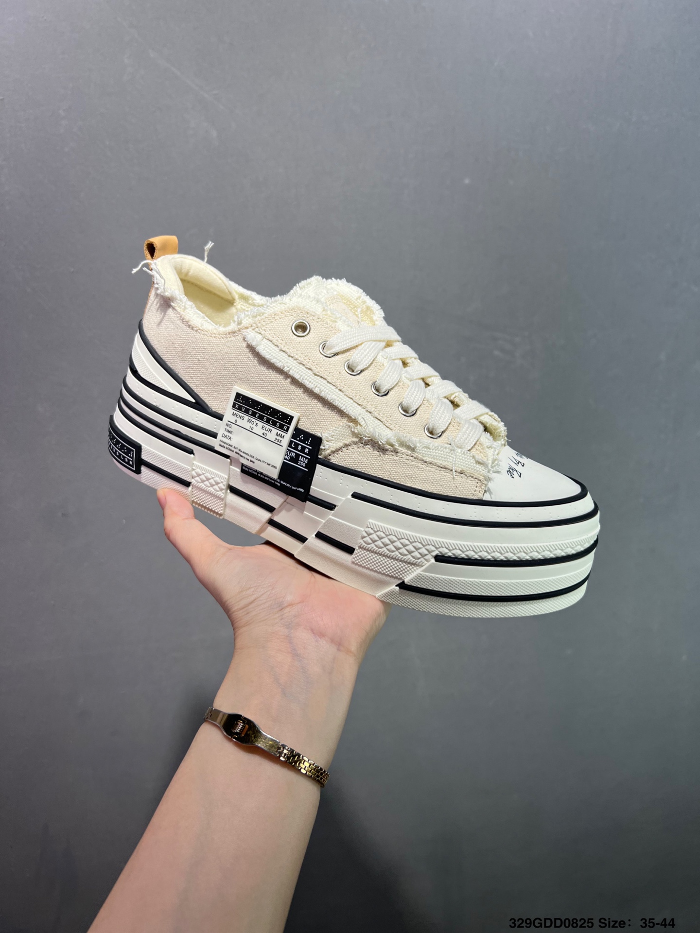 🈴️💰200 ✅吴建豪个人新锐品牌xVESSEL G.O.P. High Paisley Ddropping解构重叠厚底软木高帮百搭增高帆布硫化板鞋“白黑流苏”F19X004YB 各位如有紧贴资讯的,都会在网络留意到这双鞋款,它是来自于 xVESSEL,是吴建豪个人主理的时尚品牌,上年于上海的大型潮流活动上率先亮相。这双鞋名为 Peace by Piece,是以帆布鞋作为基底,并以解构手法,将鞋上不同细节堆叠营造错位,鞋面的帆布再经过打磨制造流须效果,整双鞋更是手工制作,因此显现出其细致的工序。35-44 编码:329GDD0825