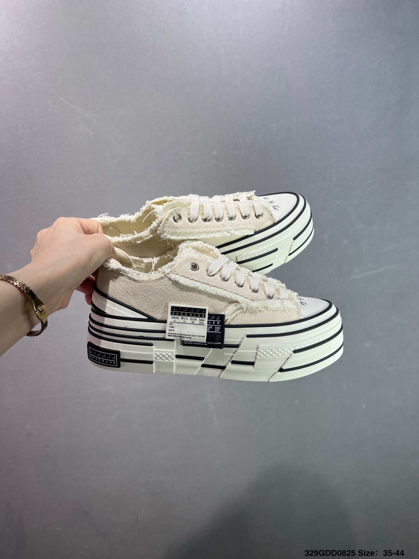 🈴️💰200 ✅吴建豪个人新锐品牌xVESSEL G.O.P. High Paisley Ddropping解构重叠厚底软木高帮百搭增高帆布硫化板鞋“白黑流苏”F19X004YB 各位如有紧贴资讯的,都会在网络留意到这双鞋款,它是来自于 xVESSEL,是吴建豪个人主理的时尚品牌,上年于上海的大型潮流活动上率先亮相。这双鞋名为 Peace by Piece,是以帆布鞋作为基底,并以解构手法,将鞋上不同细节堆叠营造错位,鞋面的帆布再经过打磨制造流须效果,整双鞋更是手工制作,因此显现出其细致的工序。35-44 编码:329GDD0825