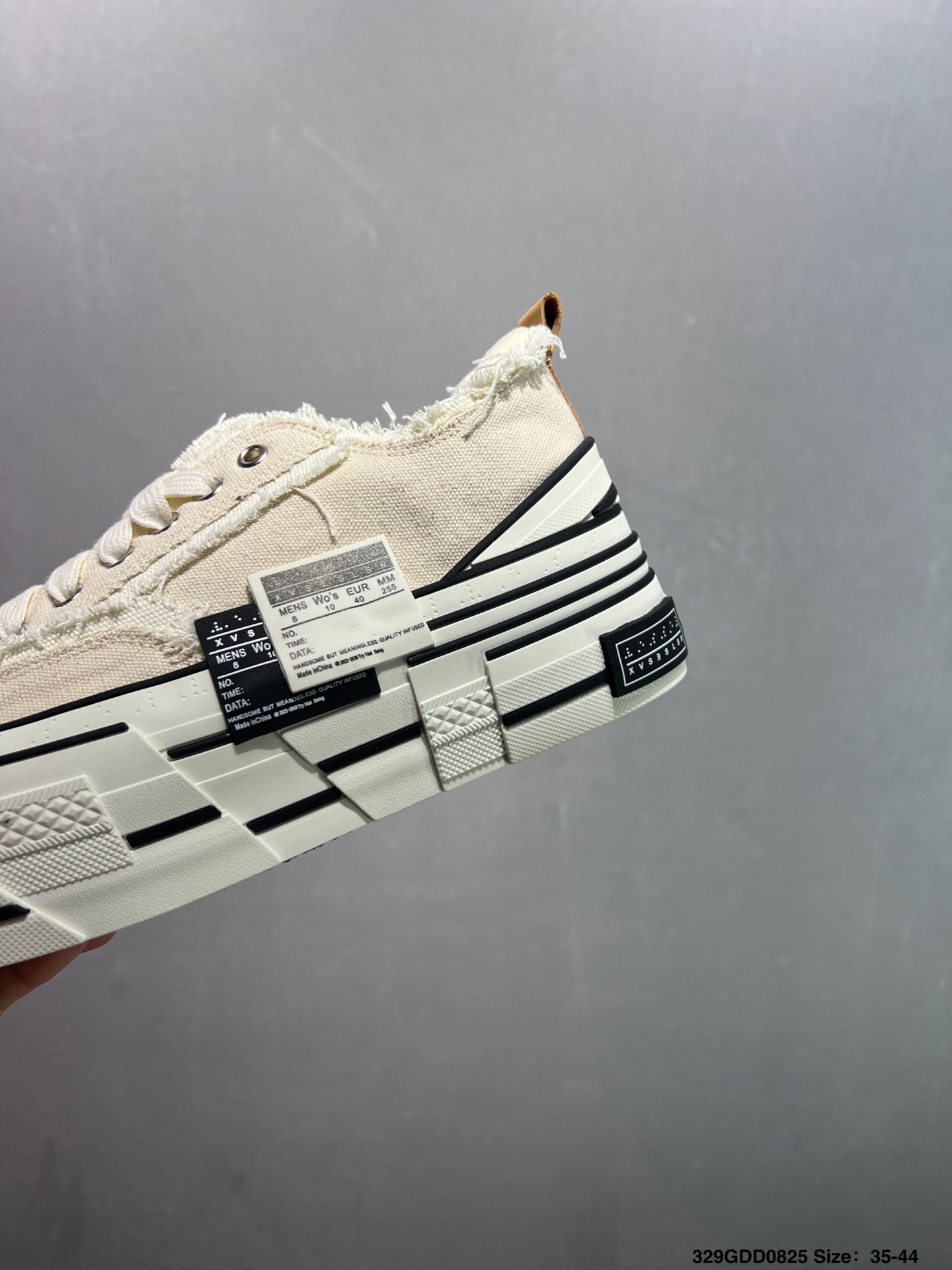 🈴️💰200 ✅吴建豪个人新锐品牌xVESSEL G.O.P. High Paisley Ddropping解构重叠厚底软木高帮百搭增高帆布硫化板鞋“白黑流苏”F19X004YB 各位如有紧贴资讯的,都会在网络留意到这双鞋款,它是来自于 xVESSEL,是吴建豪个人主理的时尚品牌,上年于上海的大型潮流活动上率先亮相。这双鞋名为 Peace by Piece,是以帆布鞋作为基底,并以解构手法,将鞋上不同细节堆叠营造错位,鞋面的帆布再经过打磨制造流须效果,整双鞋更是手工制作,因此显现出其细致的工序。35-44 编码:329GDD0825