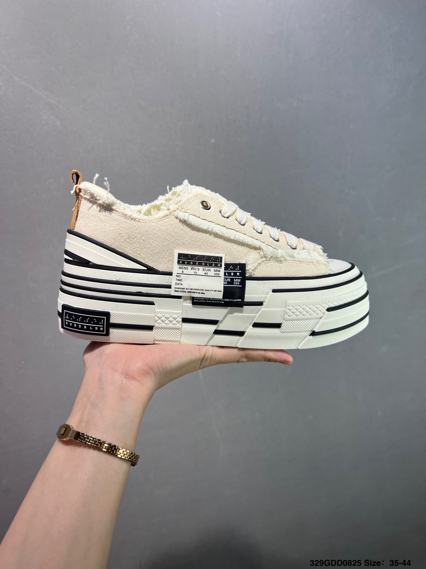 💰200 ✅吴建豪个人新锐品牌xVESSEL G.O.P. High Paisley Ddropping解构重叠厚底软木高帮百搭增高帆布硫化板鞋“白黑流苏”F19X004YB 各位如有紧贴资讯的，都会在网络留意到这双鞋款，它是来自于 xVESSEL，是吴建豪个人主理的时尚品牌，上年于上海的大型潮流活动上率先亮相。这双鞋名为 Peace by Piece，是以帆布鞋作为基底，并以解构手法，将鞋上不同细节堆叠营造错位，鞋面的帆布再经过打磨制造流须效果，整双鞋更是手工制作，因此显现出其细致的工序。35-44 编码：329GDD0825