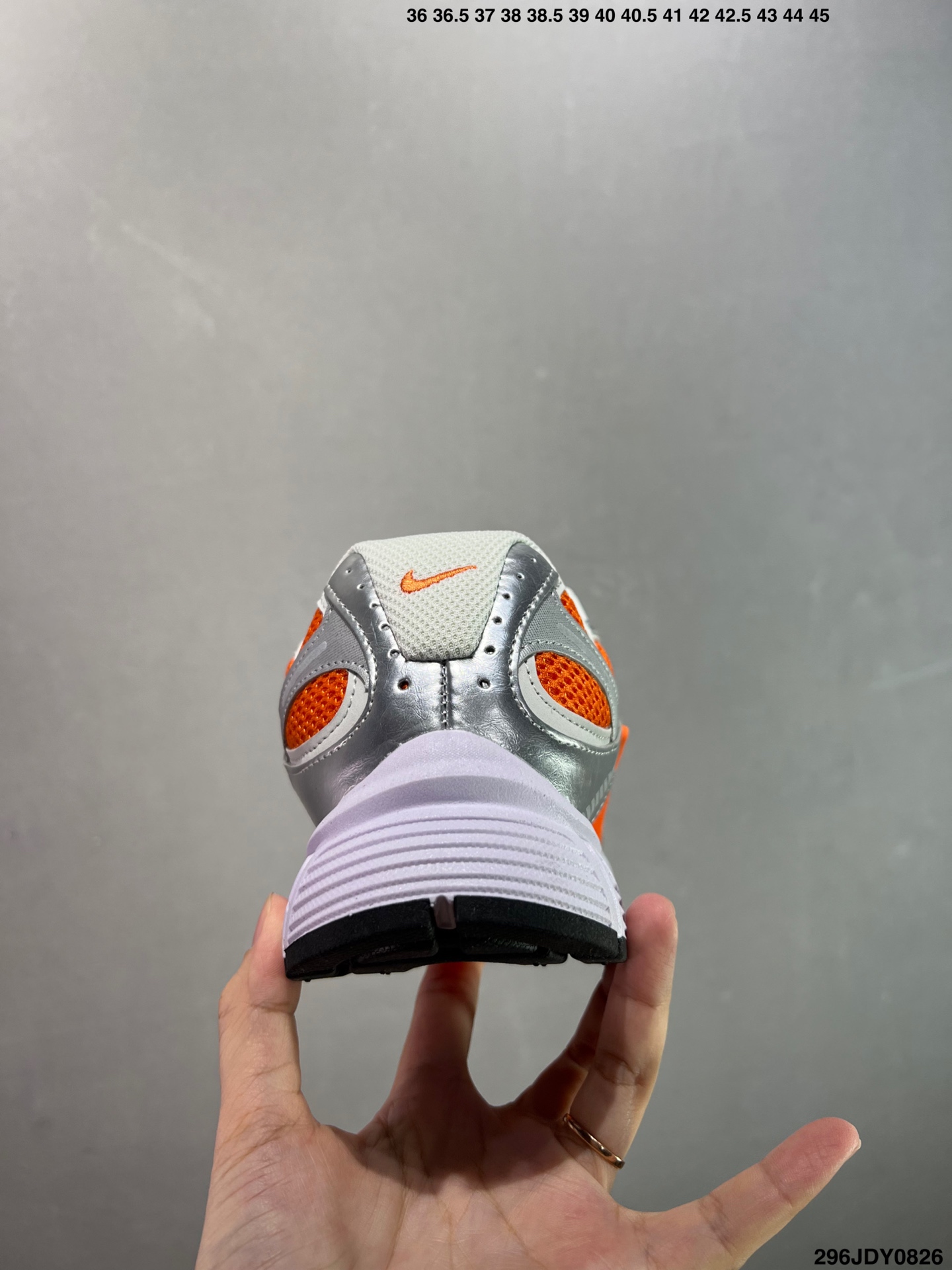 💰145
✅NK V5 RNR 舒适百搭防滑耐磨低帮跑步鞋 舒适有型适合日常穿着 该鞋款延续千禧年经典设计搭载泡绵中底 厚实而轻盈匠心细节巧搭立体耐克勾标志焕新演绎复古跑鞋 鞋款从千禧年美学汲取灵感 混搭多种材质突显层次感立体感和传统跑步风范 Size：36 36.5 37.5 38 38.5 39 40 40.5 41 42 42.5 43 44 44.5 45
编码：296JDY0826