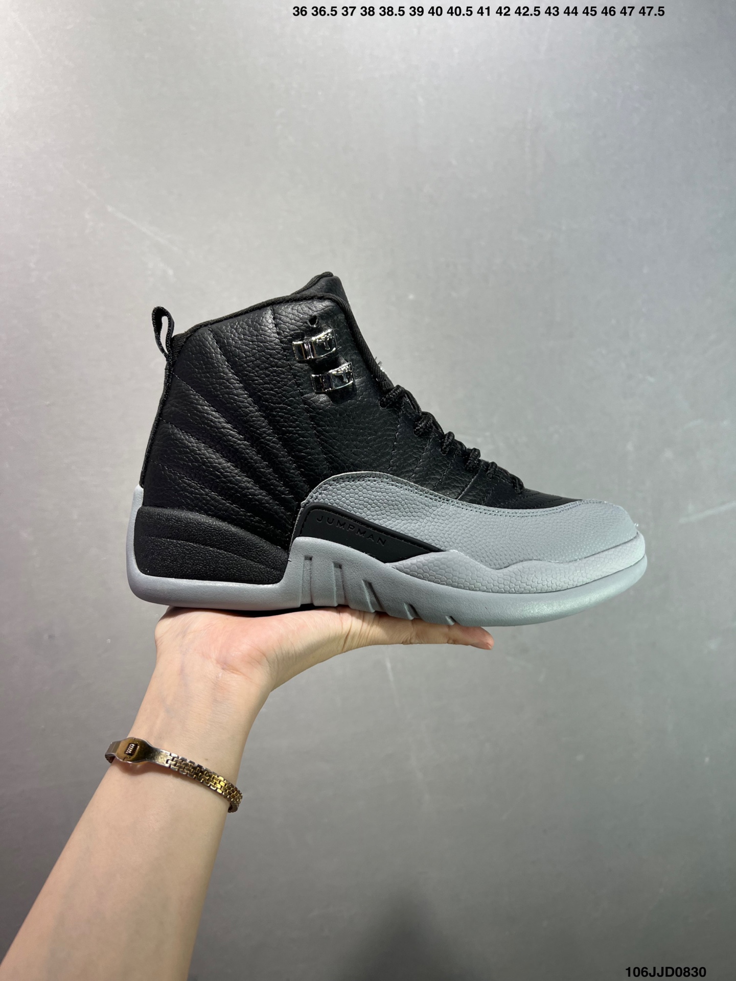 Air Jordan 12 Retro ”Flu Game“ 高帮 复刻病倒黑红 AJ12 乔丹12代 aj12 乔12 高邦 复刻黑红 流感之战 乔丹篮球鞋系列 作为十二代鞋型最为经典的配色之一,黑红装扮,以及大家津津乐道的”流感之战“,都为这双球鞋添色不少;忠于元年很大的一点原因应该就是MJ的经典故事了,可以说每一双鞋只要MJ亲自在赛场上穿着过的,或多或少都会有许多故事.鞋身整体采用黑色皮革打造搭配红色框架覆盖层,鞋头黑色的Jumpman Logo点缀,在黑红主调下格外抢眼;鞋舌饰有校园红色调Jumpman Logo以及TW3字样,与鞋侧鞋带黑扣相呼应,经典的Jumpmann Logo采用红色刺绣方式呈现,细节方面非常用心;鞋身中部辅以红色挡泥板,后跟鞋提黑色Jumpman Logo和红色刺绣Jordan字样搭配标志性黑色23字样,彰显鞋款身份;辅以Air Zoomb气垫和大面积碳板,提供了出色的缓震效果和稳定性,重现Michael Jordan在赛场上的辉煌. 货号:CT8013-002