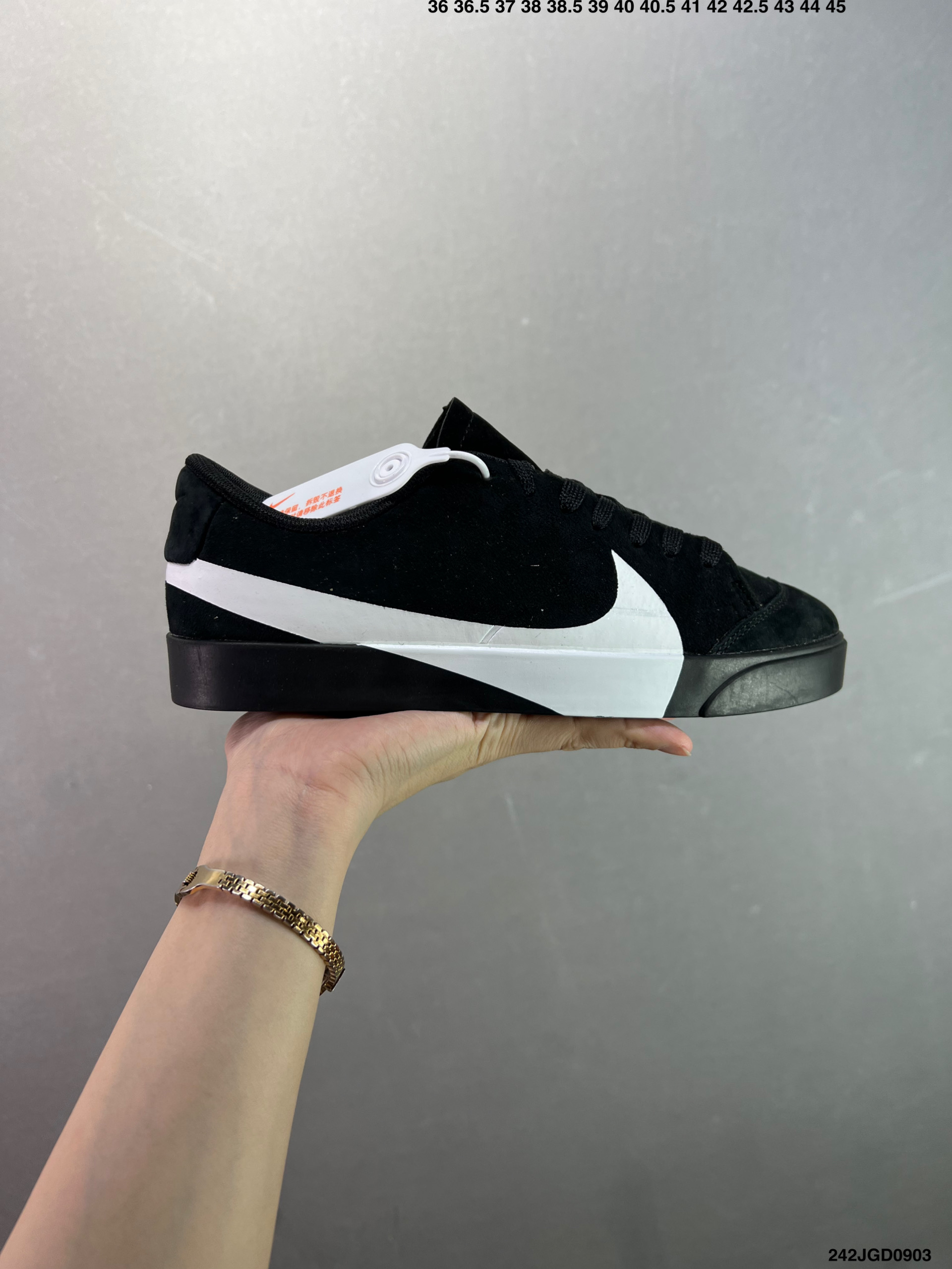 BLAZER CITY LOW LX 耐克2024新款大勾休闲鞋blazer开拓者低帮板鞋!1973年为了进军篮球鞋市场,Nike模仿和改良了Converse的帆布篮球鞋,推出了以”The New Way“为概念的Nike Blazer,标志着Nike在篮球鞋领域迈出的第一步.Nike Blazer最为醒目的标志就是在鞋身侧面硕大的Swoosh,细纹皮革鞋面和优质橡胶大底的使用,令球鞋的支撑性、稳定性和缓震性有了巨大提升.随着潮流的发展变迁,如今Nike Blazer更多被当作是潮流休闲鞋款,以其简约复古的造型、舒适的脚感和百搭而受到青睐. 货号:AV2253-001 ID:242JGD0903
