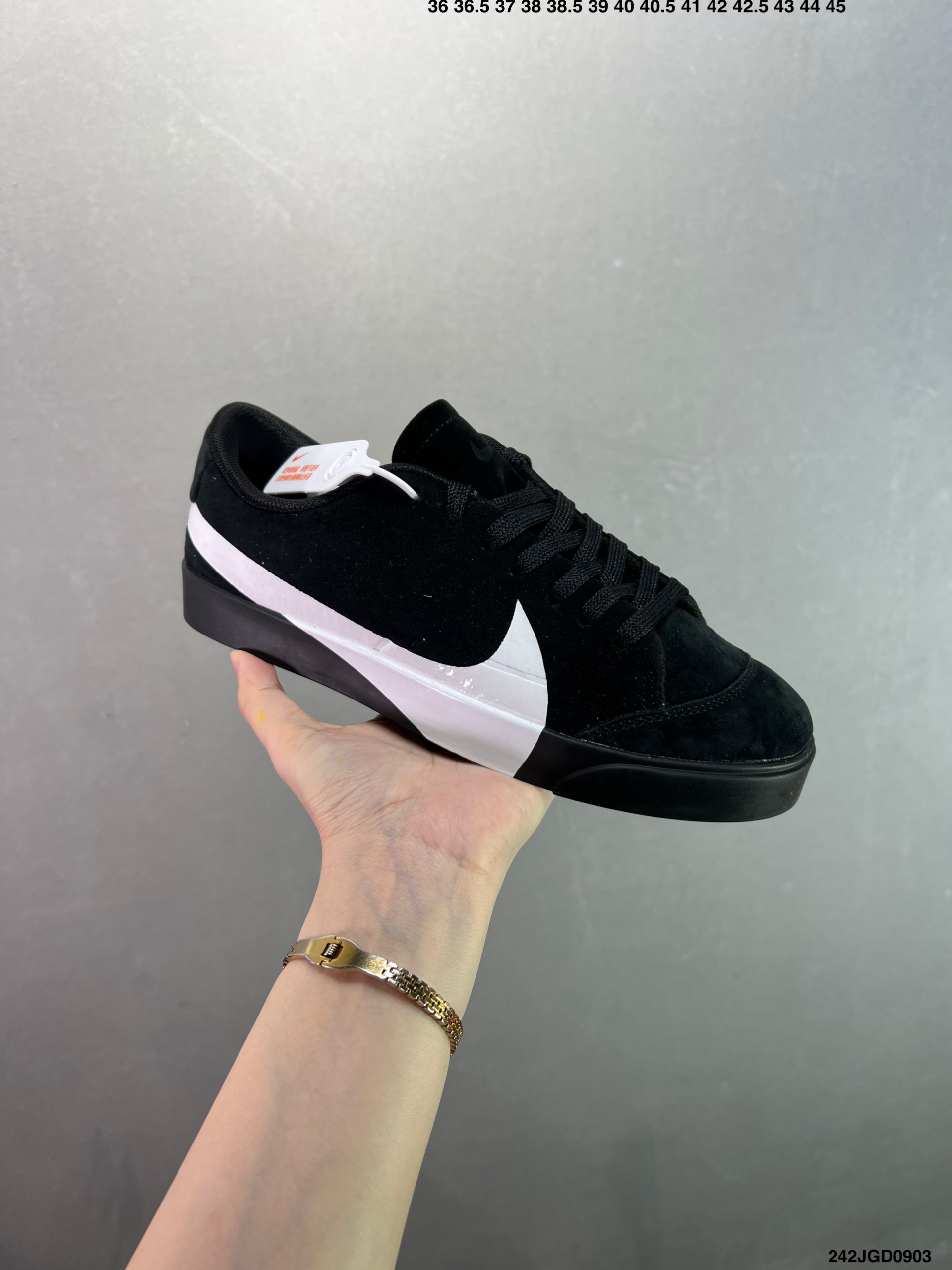 ️ ✅BLAZER CITY LOW LX 耐克2024新款大勾休闲鞋blazer开拓者低帮板鞋!1973年为了进军篮球鞋市场,Nike模仿和改良了Converse的帆布篮球鞋,推出了以”The New Way“为概念的Nike Blazer,标志着Nike在篮球鞋领域迈出的第一步.Nike Blazer最为醒目的标志就是在鞋身侧面硕大的Swoosh,细纹皮革鞋面和优质橡胶大底的使用,令球鞋的支撑性、稳定性和缓震性有了巨大提升.随着潮流的发展变迁,如今Nike Blazer更多被当作是潮流休闲鞋款,以其简约复古的造型、舒适的脚感和百搭而受到青睐. 货号:AV2253-001 ID:242JGD0903