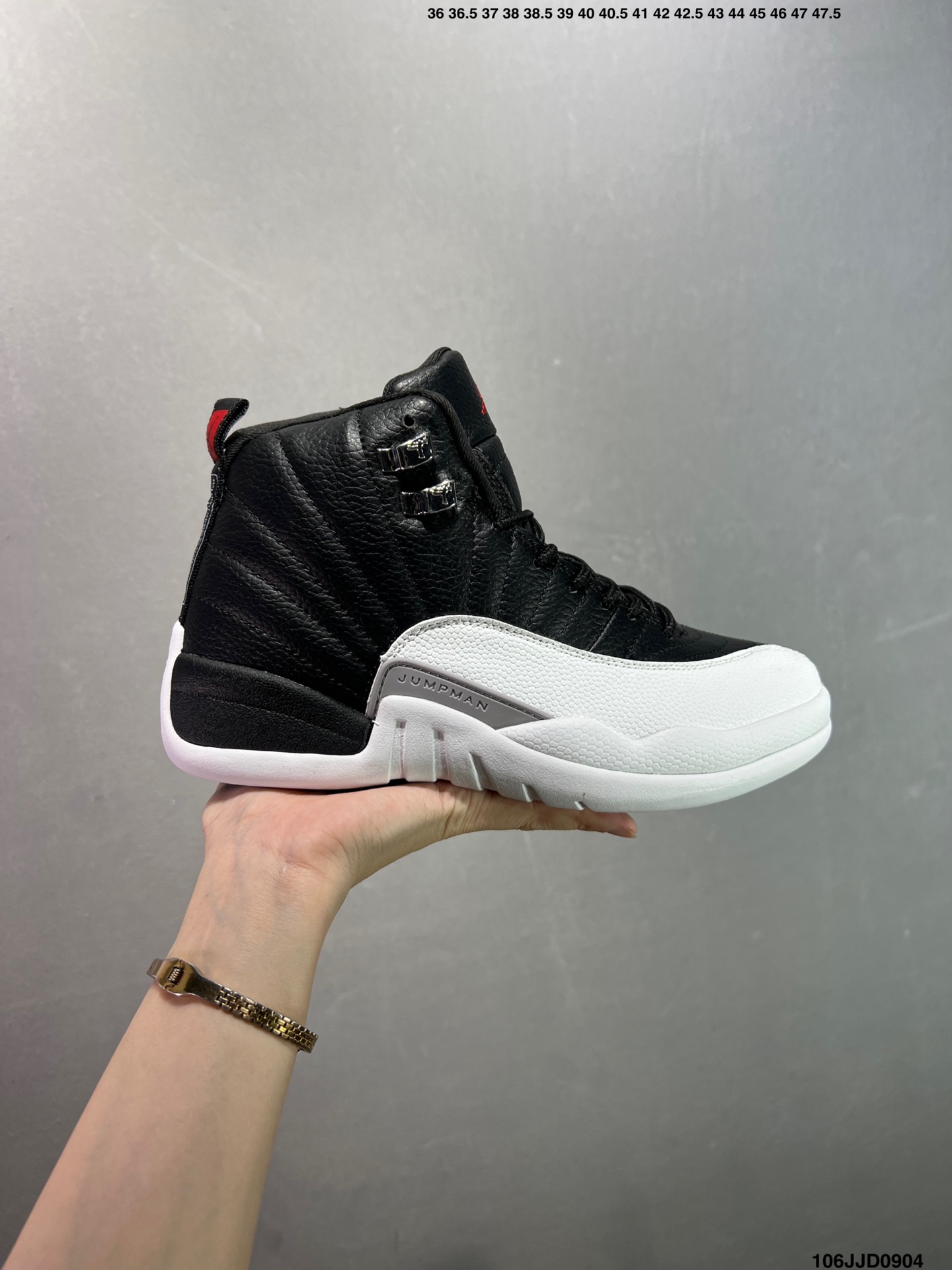 Air Jordan 12 Retro ”Flu Game“ 高帮 复刻病倒黑红 AJ12 乔丹12代 aj12 乔12 高邦 复刻黑红 流感之战 乔丹篮球鞋系列 作为十二代鞋型最为经典的配色之一,黑红装扮,以及大家津津乐道的”流感之战“,都为这双球鞋添色不少;忠于元年很大的一点原因应该就是MJ的经典故事了,可以说每一双鞋只要MJ亲自在赛场上穿着过的,或多或少都会有许多故事.鞋身整体采用黑色皮革打造搭配红色框架覆盖层,鞋头黑色的Jumpman Logo点缀,在黑红主调下格外抢眼;鞋舌饰有校园红色调Jumpman Logo以及TW3字样,与鞋侧鞋带黑扣相呼应,经典的Jumpmann Logo采用红色刺绣方式呈现,细节方面非常用心;鞋身中部辅以红色挡泥板,后跟鞋提黑色Jumpman Logo和红色刺绣Jordan字样搭配标志性黑色23字样,彰显鞋款身份;辅以Air Zoomb气垫和大面积碳板,提供了出色的缓震效果和稳定性,重现Michael Jordan在赛场上的辉煌. 货号:CT8013-002