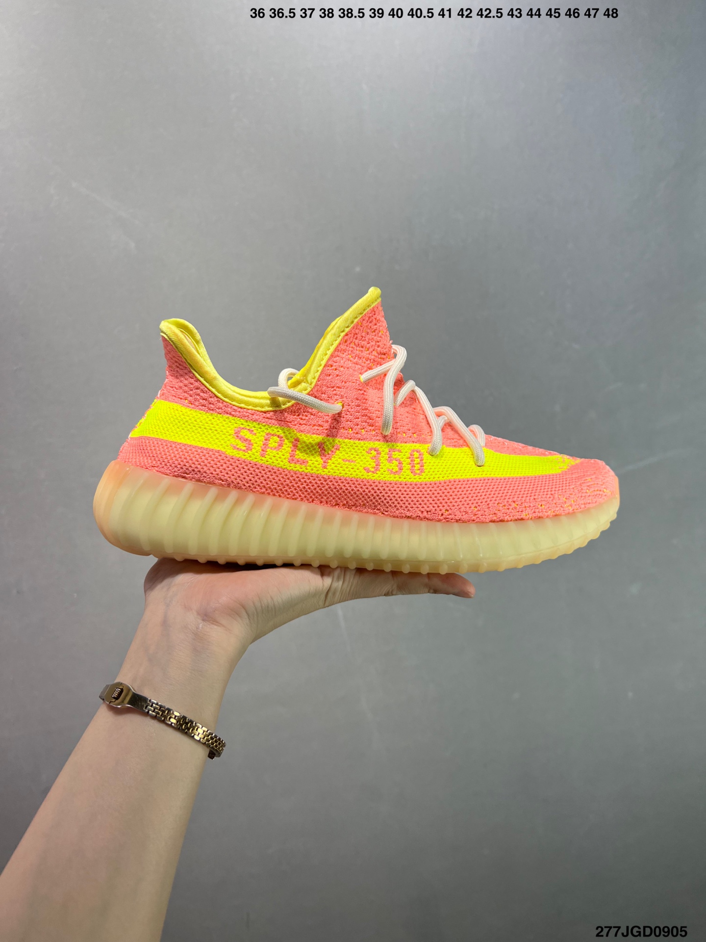 💰120
✅Adidas Yeezy 350 V2 原装配色
升级正确原装楦型开发纸版 完美鞋型Adidas Yeezy350V2终极性价比版本，很多人拿去充顶级货卖！无解的鞋型，鞋面鞋底材料也与顶级版本无太大差异！工厂理念很纯粹，就是让更多人花最低的价钱穿上好鞋  
货号：CP9366
尺码：36 36.5 37 38 38.5 39 40 40.5 41 42 42.5 43 44 45 46
ID：277JGD0905