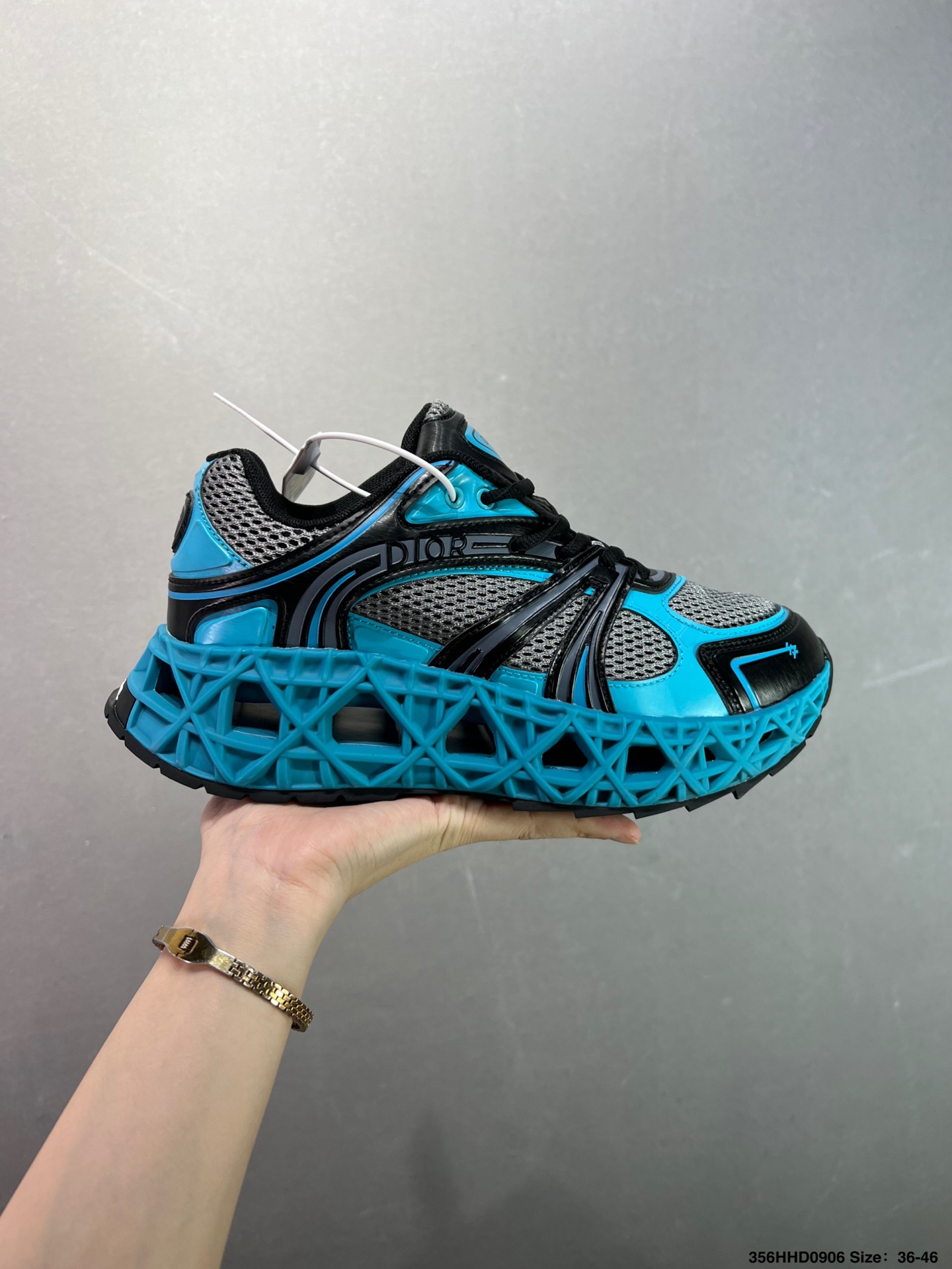 💰350 公司级✅升级原楦原纸版数据开发版型#全套专柜代购配件#采用环保牛剖革组合科技网织布鞋面材质#正确吸汗网布贴合PU高弹发泡增高鞋垫#外置藤格纹镂空鞋底❗️法国高奢时装品牌·迪奥/Dior B35 NXXT Low-Top Sneaker B30系列低帮经典老爹风系带复古休闲运动慢跑鞋“白浅粉”3SN323ZPY_H111 尺码：35-40 编码：356HHD0906 这款B35 NXXT运动鞋彰显别具一格的未来主义 魅力。体现建筑美学结构的镂空鞋底饰以藤格纹图案，彰显Dior精湛的创新工艺。鞋底宽松轻盈，拥有非凡的稳定性，为精美的轮廓增添活力。白色科技面料鞋面，搭配双层网眼织物，形成巧妙对比，回溯1990年代跑鞋设计。图形风格线条时尚现代，饰以高频Dior和47标志，鞋舌和鞋跟则饰以Dior B35补丁，作为精妙点睛之笔。舒适稳健，打造轻松自在的穿着体验。 主体:科技面料，网眼织物 里料:网眼织物 侧面饰以Dior和47标志 鞋舌和鞋跟饰以Dior B35标志 低帮 鞋带开合 镂空藤格纹外底搭配Dior标志 拼接结构 内含防尘袋