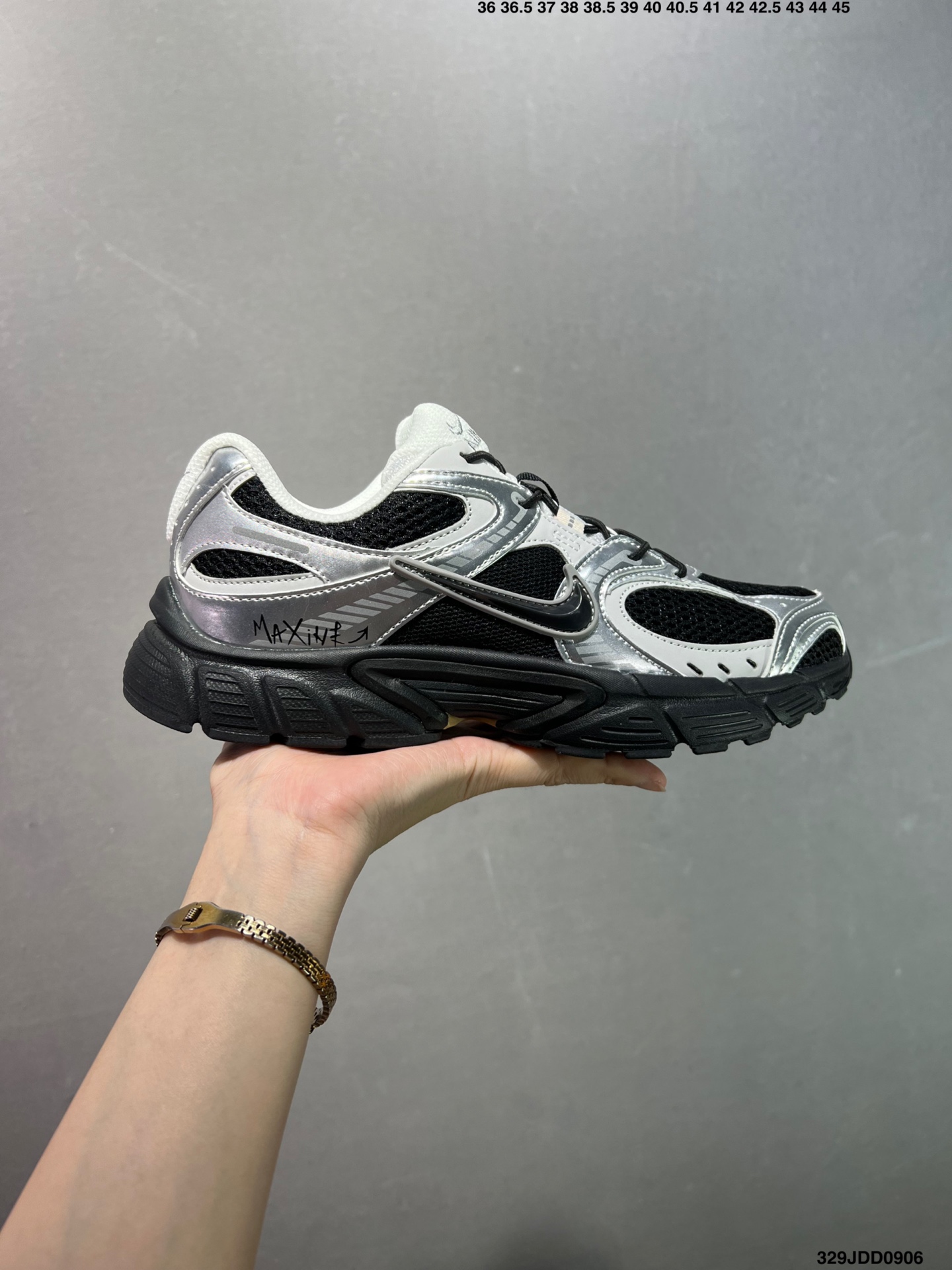 💰100 ✅NK V5 RNR 舒适百搭防滑耐磨低帮跑步鞋 舒适有型适合日常穿着 该鞋款延续千禧年经典设计搭载泡绵中底 厚实而轻盈匠心细节巧搭立体耐克勾标志焕新演绎复古跑鞋 鞋款从千禧年美学汲取灵感 混搭多种材质突显层次感立体感和传统跑步风范 Size：36 36.5 37.5 38 38.5 39 40 40.5 41 42 42.5 43 44 44.5 45 编码：329JDD0906