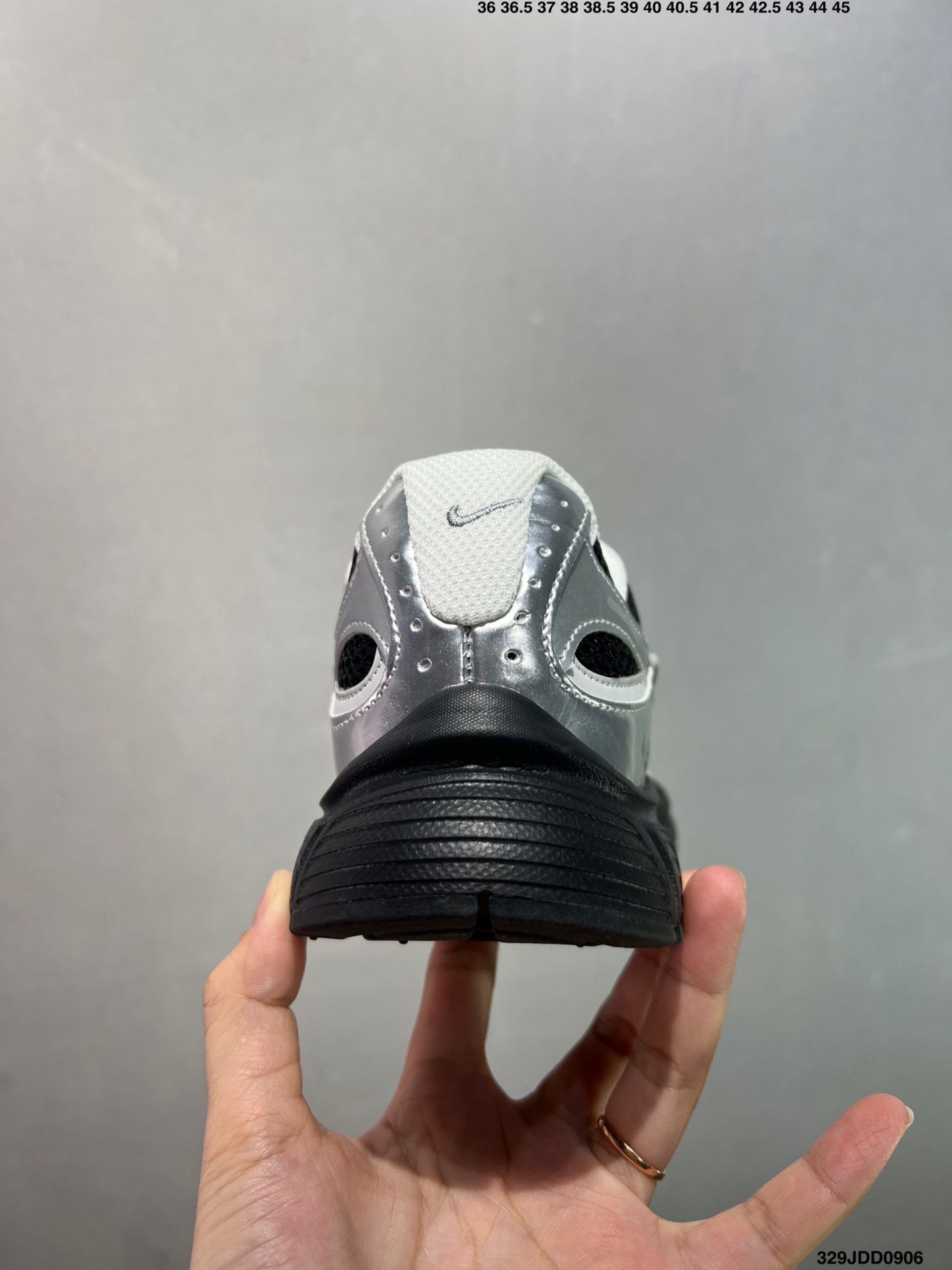NK V5 RNR 舒适百搭防滑耐磨低帮跑步鞋 舒适有型适合日常穿着 该鞋款延续千禧年经典设计搭载泡绵中底 厚实而轻盈匠心细节巧搭立体耐克勾标志焕新演绎复古跑鞋 鞋款从千禧年美学汲取灵感 混搭多种材质突显层次感立体感和传统跑步风范 编码:329JDD0906