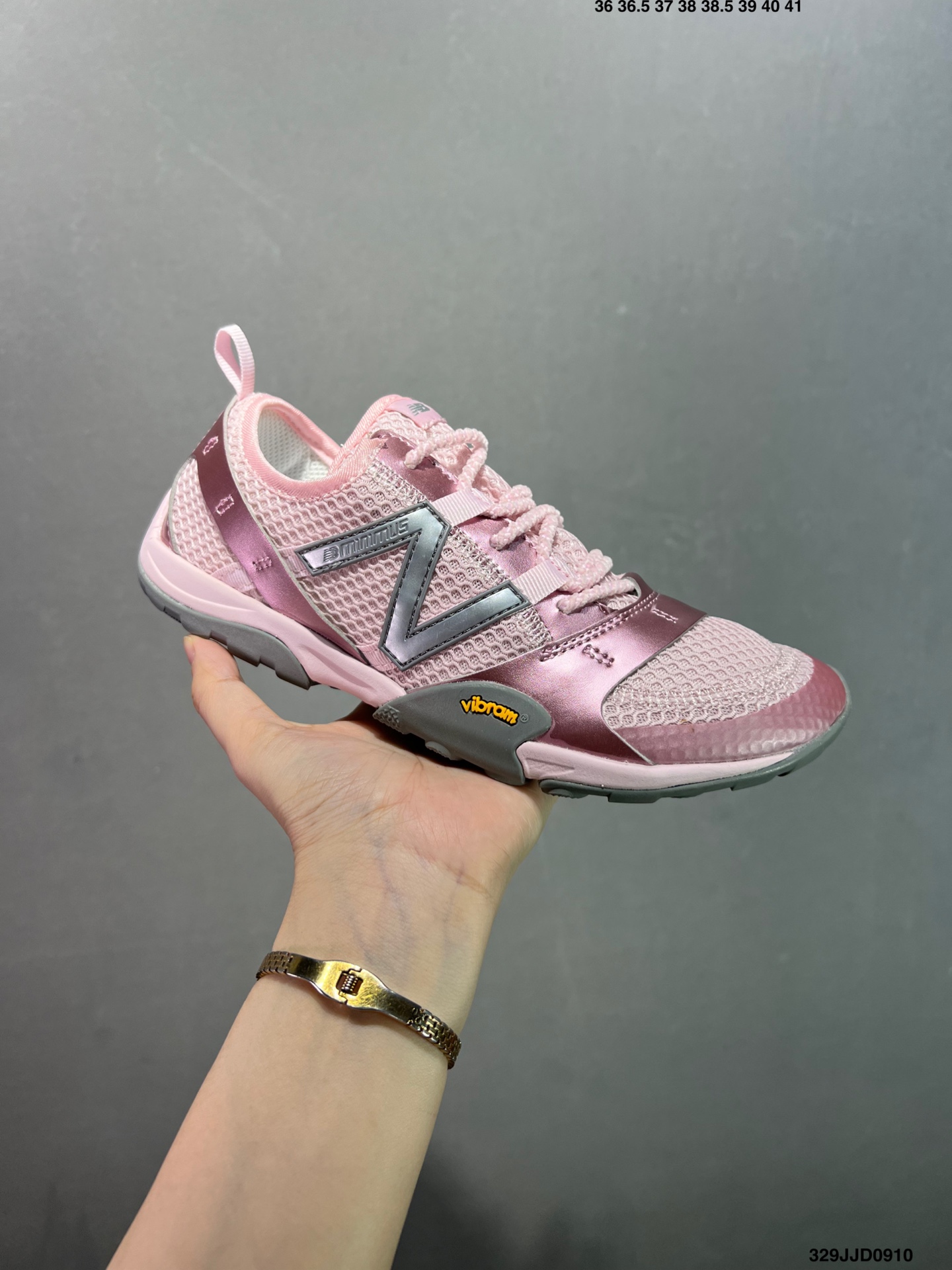 💰110 ✅NB新百伦New Balance MT10O”Dusk Rain“系列低帮薄底徒步休闲户外露营运动慢跑鞋“黄昏紫”MT10OAD 尺码：36 37 37.5 38 38.5 39.5 40 40.5 41.5 42 42.5 43 44 45 编码：329JJD0910 New Balance 最近迎来首款由(三宅一生) Issey Miyake 设计的球鞋作品——在设计师 Satoshi Kondo 的创意渲染下，似乎会掀起又一波平底鞋热潮。被 Issey Miyake 2024 春夏季的透明套装和渐变色搭配所包围，这双 New Balance MT10 显得非常吸睛，不仅仅因为侧面的大 “N” 标志。首先，这双鞋非常“平”，其设计受 New Balance 于 2010 年推出的 Minimus 跑鞋启发，Minimus 系列旨在让鞋履穿起来尽可能接近赤脚概念。MT10 作为 New Balance 越野跑系列的经典款，此番采取特别压缩的设定，同时融合 Issey Miyake 的典型元素以及标志性配色，与品牌 2024 春夏系列的主题相呼应，满载感性风情与轻盈脚感。来自 Issey Miyake 的 New Balance MT10 保留了 Minimus 运动鞋的半扁形状，并将鞋履本身蕴含的时尚魅力再提升一个层级，结合白、黑和蓝绿等低调配色，亦与 Miyake 的季节系列相得益彰。MT10 鞋面采用透气网布和优质皮革制成，旨在为双脚提供舒适透气包裹体验。至于鞋底，搭载尽可能少的衬垫，以彰显实在的接地感，尽管如此，这双球鞋依然保有充足抓地力，这应归功于底部的模压 Vibram