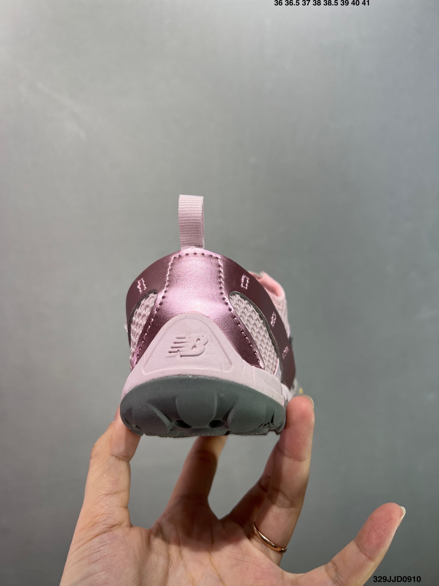 💰110 ✅NB新百伦New Balance MT10O”Dusk Rain“系列低帮薄底徒步休闲户外露营运动慢跑鞋“黄昏紫”MT10OAD 尺码：36 37 37.5 38 38.5 39.5 40 40.5 41.5 42 42.5 43 44 45 编码：329JJD0910 New Balance 最近迎来首款由(三宅一生) Issey Miyake 设计的球鞋作品——在设计师 Satoshi Kondo 的创意渲染下，似乎会掀起又一波平底鞋热潮。被 Issey Miyake 2024 春夏季的透明套装和渐变色搭配所包围，这双 New Balance MT10 显得非常吸睛，不仅仅因为侧面的大 “N” 标志。首先，这双鞋非常“平”，其设计受 New Balance 于 2010 年推出的 Minimus 跑鞋启发，Minimus 系列旨在让鞋履穿起来尽可能接近赤脚概念。MT10 作为 New Balance 越野跑系列的经典款，此番采取特别压缩的设定，同时融合 Issey Miyake 的典型元素以及标志性配色，与品牌 2024 春夏系列的主题相呼应，满载感性风情与轻盈脚感。来自 Issey Miyake 的 New Balance MT10 保留了 Minimus 运动鞋的半扁形状，并将鞋履本身蕴含的时尚魅力再提升一个层级，结合白、黑和蓝绿等低调配色，亦与 Miyake 的季节系列相得益彰。MT10 鞋面采用透气网布和优质皮革制成，旨在为双脚提供舒适透气包裹体验。至于鞋底，搭载尽可能少的衬垫，以彰显实在的接地感，尽管如此，这双球鞋依然保有充足抓地力，这应归功于底部的模压 Vibram